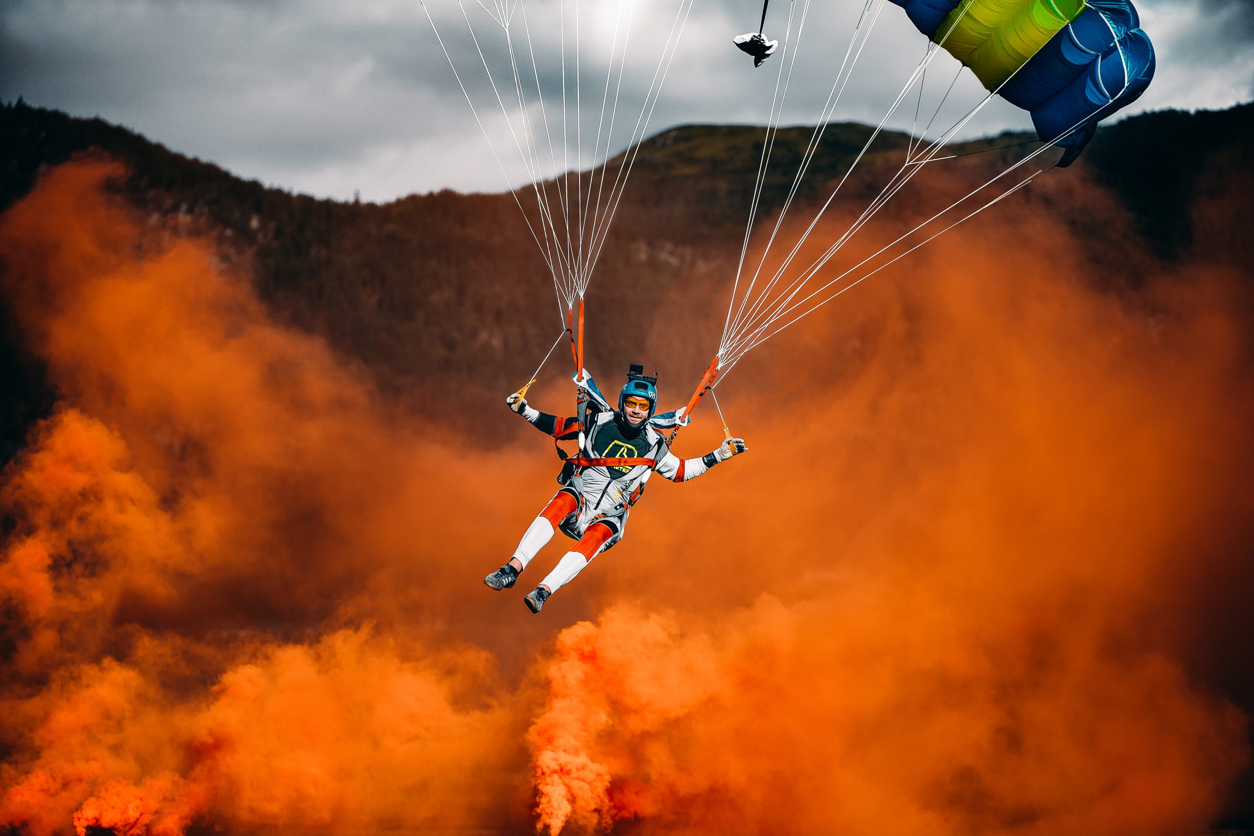 Kaisa Tiivel foto af faldskærmudspringer og røgbomber. 