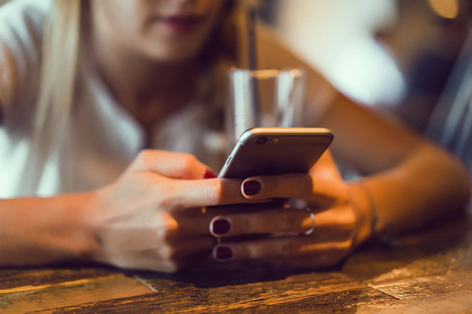 Händer håller en iPhone