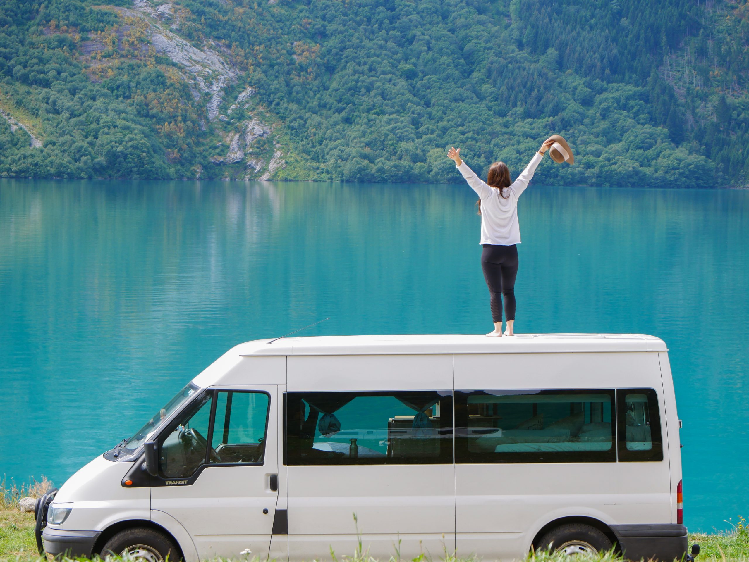 Lisa Sihlberg med sin nya minibuss.