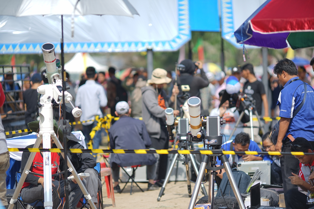 Astronomer venter på solformørkelse fotografering af astro kræver tunge stativer