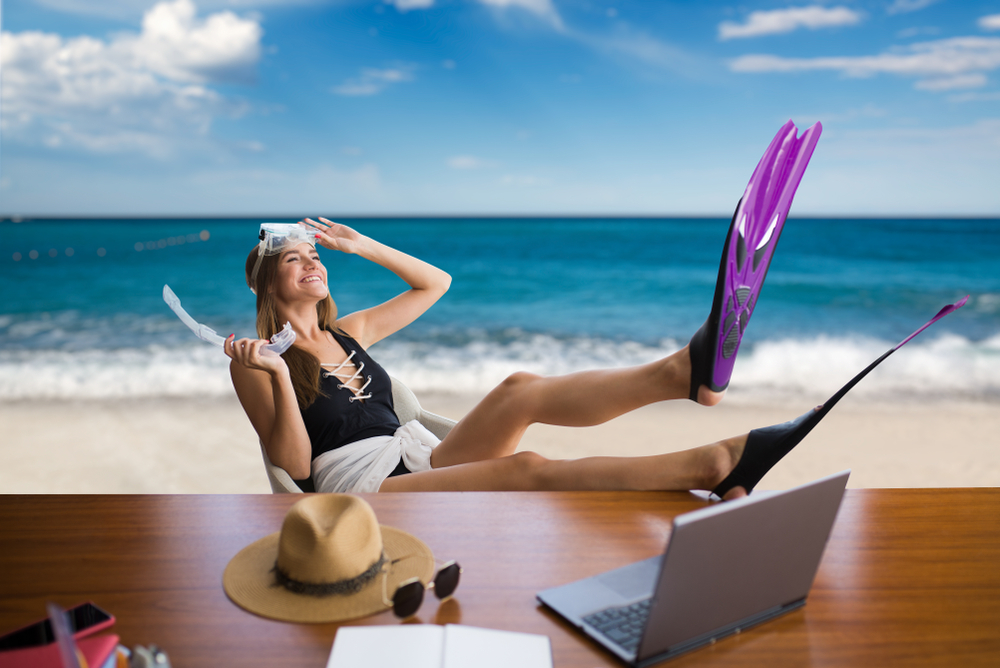 Kvinna med simfötter som klistrats in på strand i Photoshop