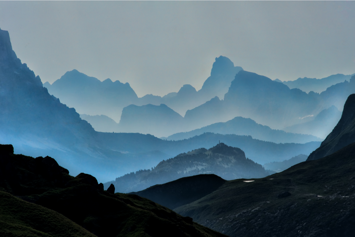 Bergslandskap med många lager.