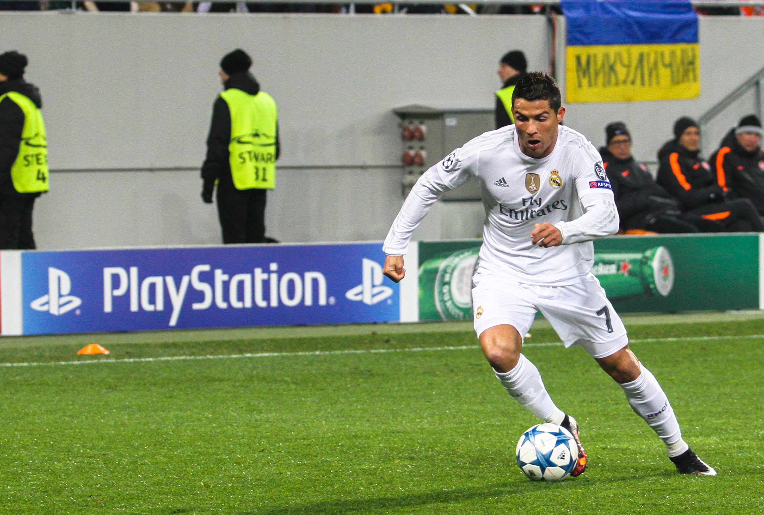 fotbollsspelare i fokus trots snabba rörelser