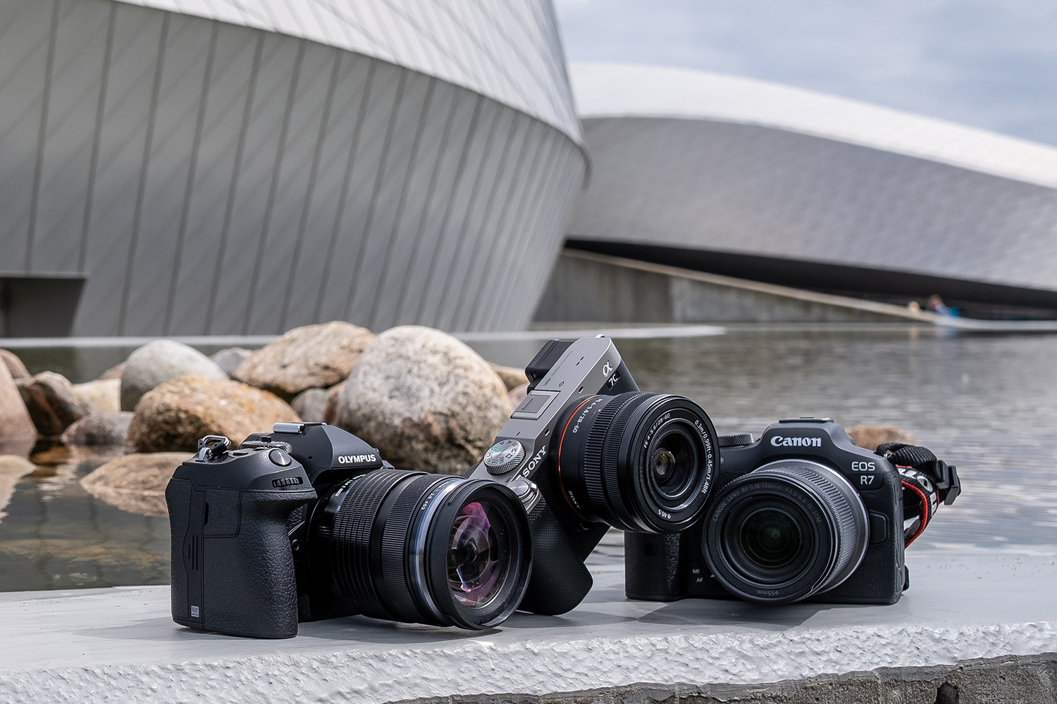 Tre kameraer foran bygning