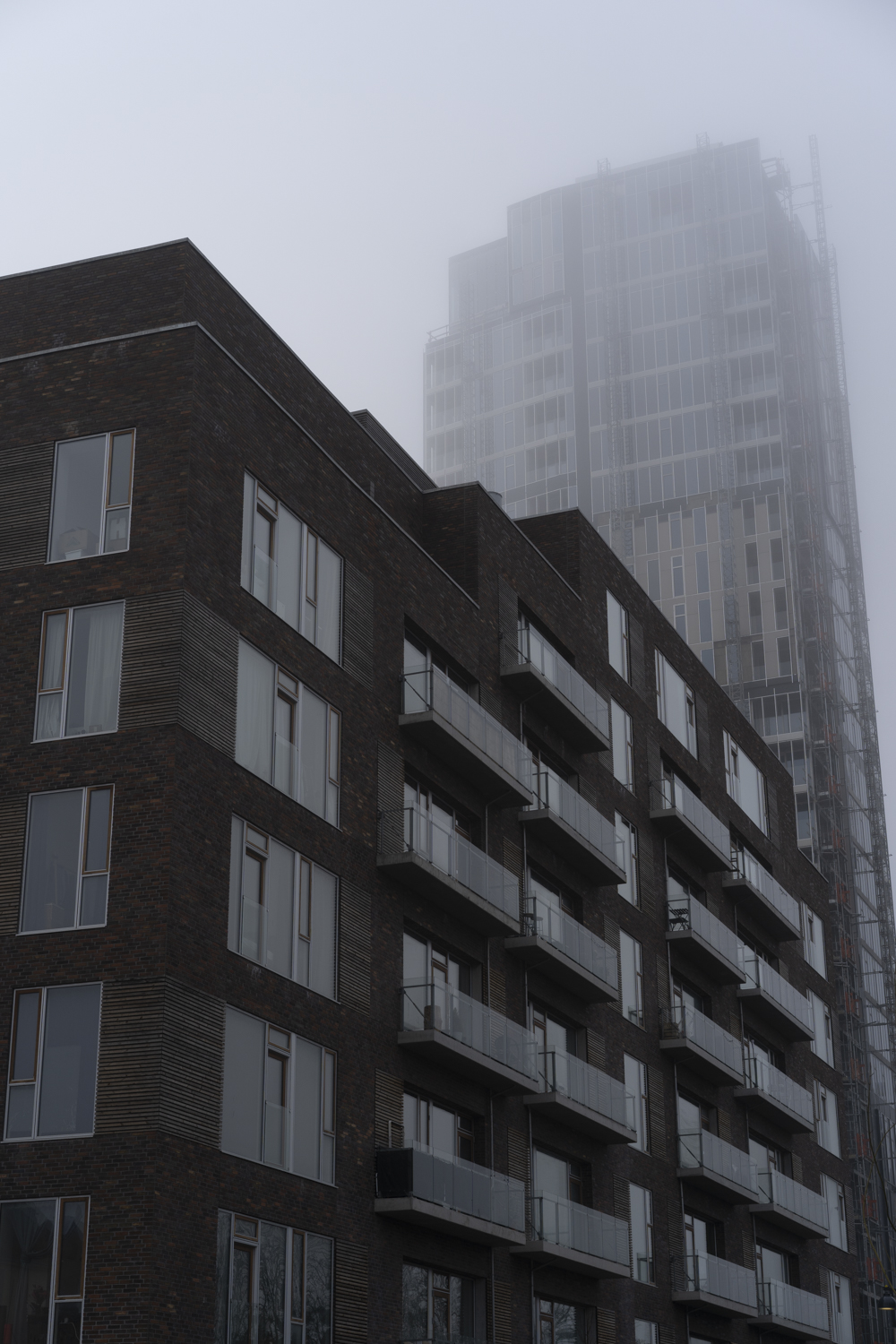 Fotografering undereksponert fototeknikk som redder høylysene i bildet av høyhus som er under bygging