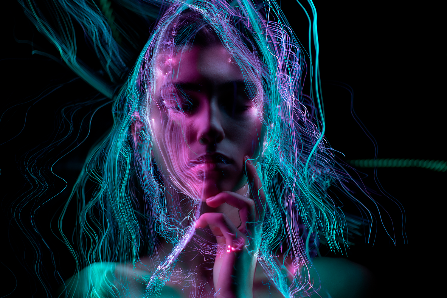 Muotokuva, jossa on valomaalaustekniikalla kuvattuja hohtavia viivoja