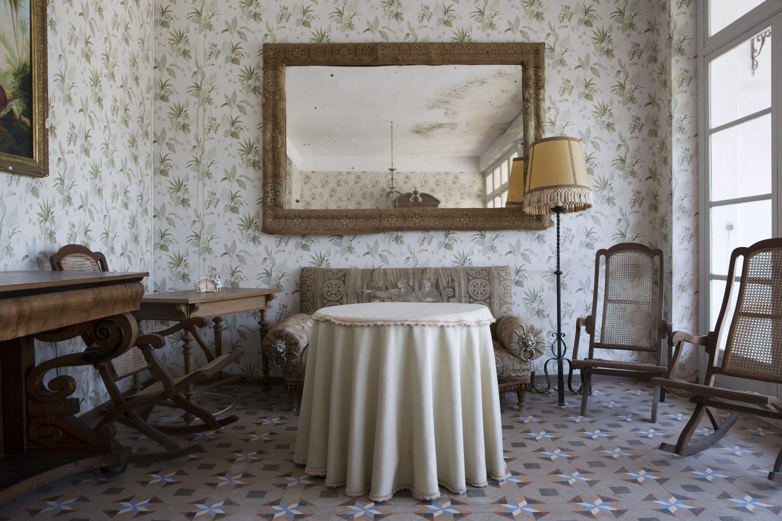 Hylätty olohuone, jossa on sohva ja sohvapöytä