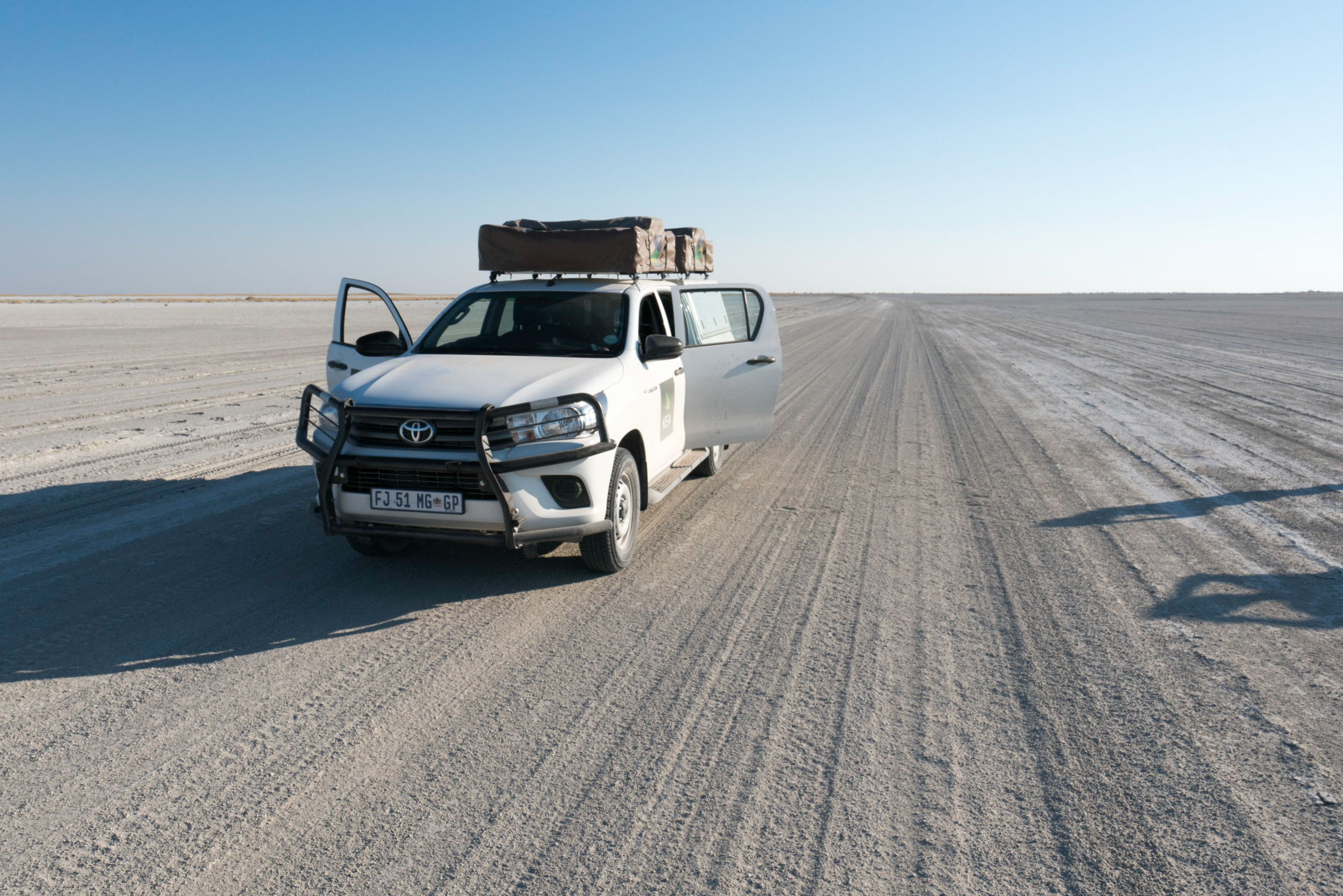 Vidvinkelobjektiv på 16–35 mm fanger opp terrengbil på saltslette