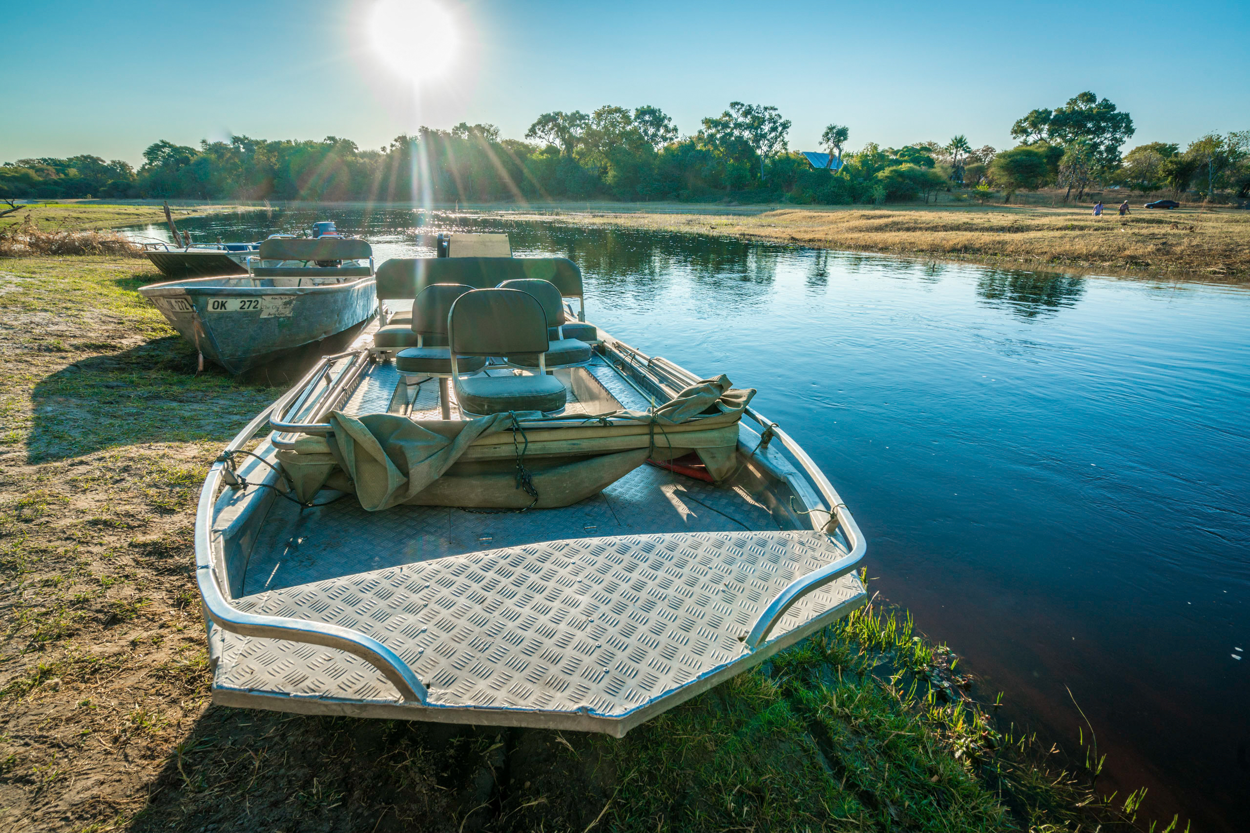 Vidvinkelobjektiv på 16–35 mm fremhever forgrunnen der det ligger en båt ved elvebredden