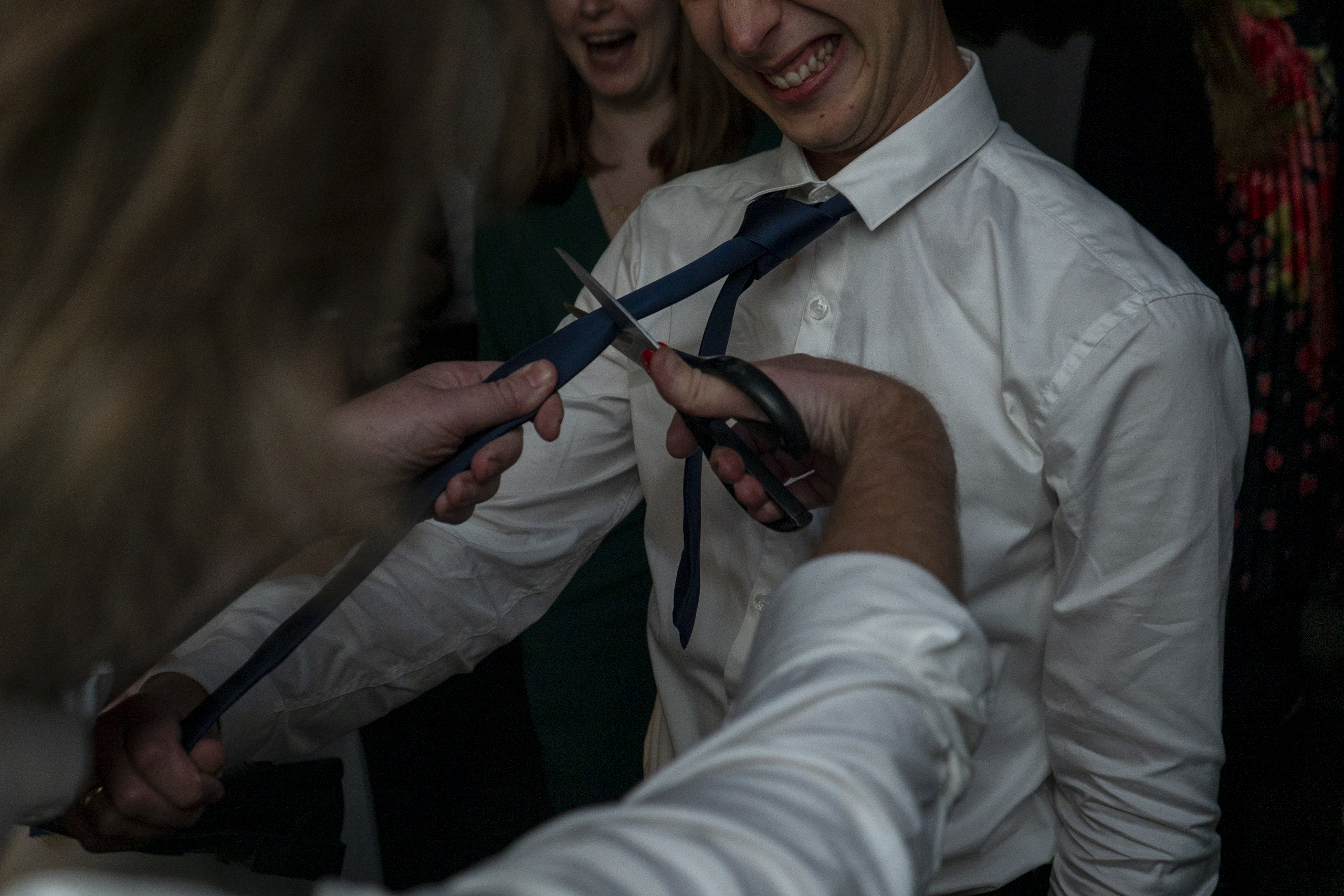 slips blir klippet som bryllupsritual fotografert med vidvinkel