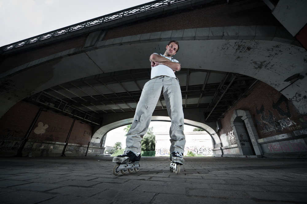 Här har ett ultravidvinkelobjektiv använts för att lyfta fram miljön som omger bildens huvudmotiv – mannen på rullskridskor