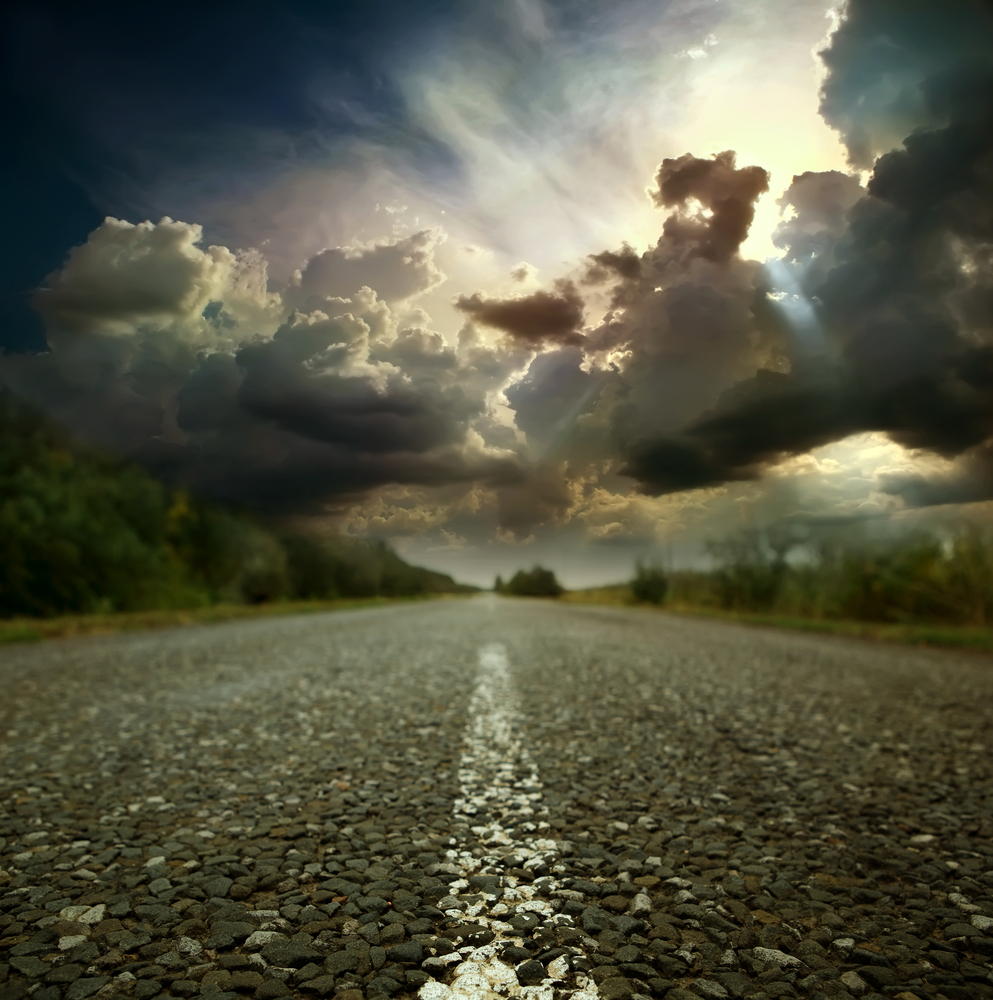 Vidvinkelobjektiv 12–24 mm fanger landskapet helt tett på der en veistripe brukes til å lede blikket innover i bildet