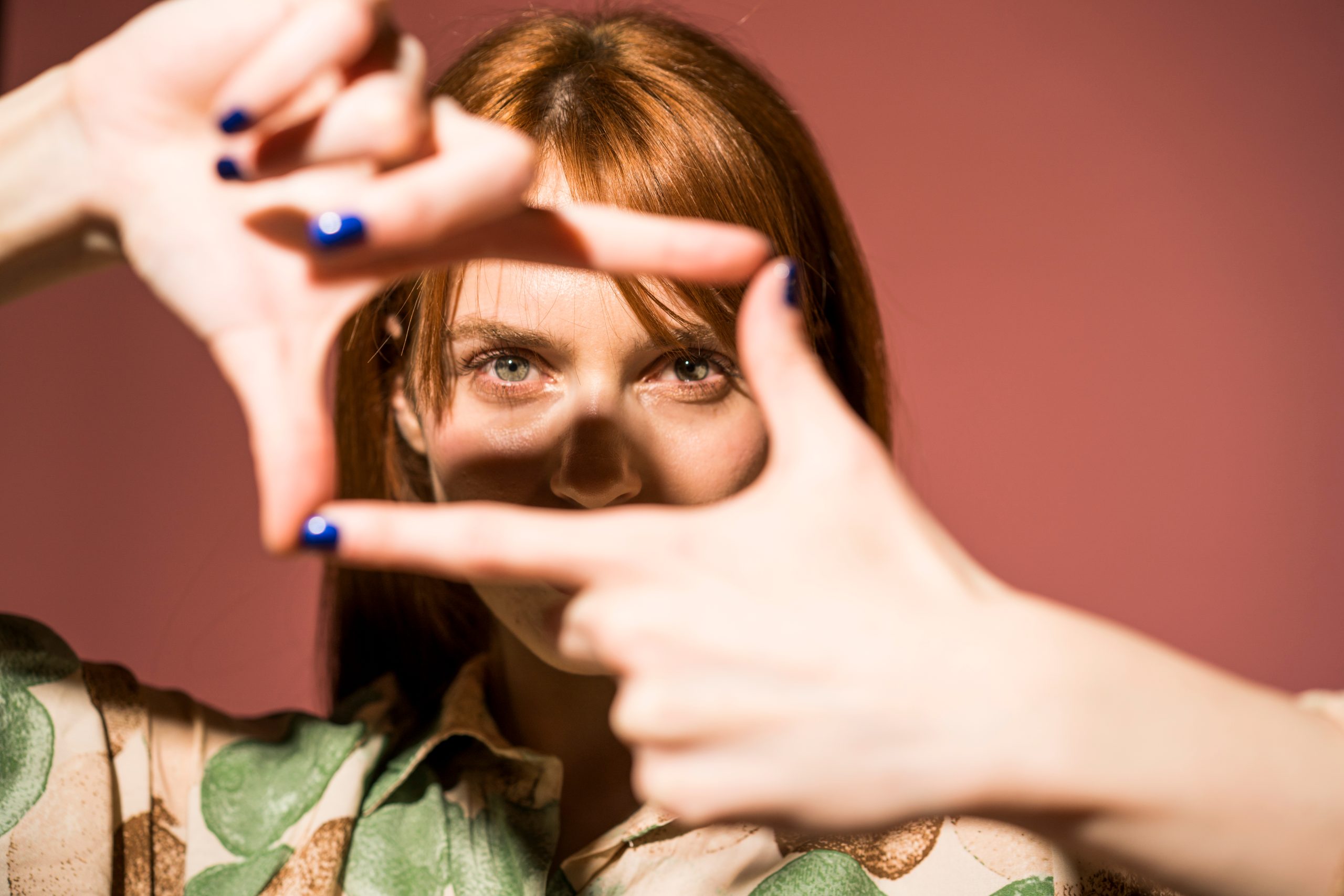 Nainen harkitsee rajaamista.