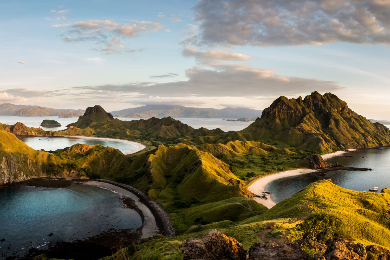 Dronebilde av eksotisk øy.