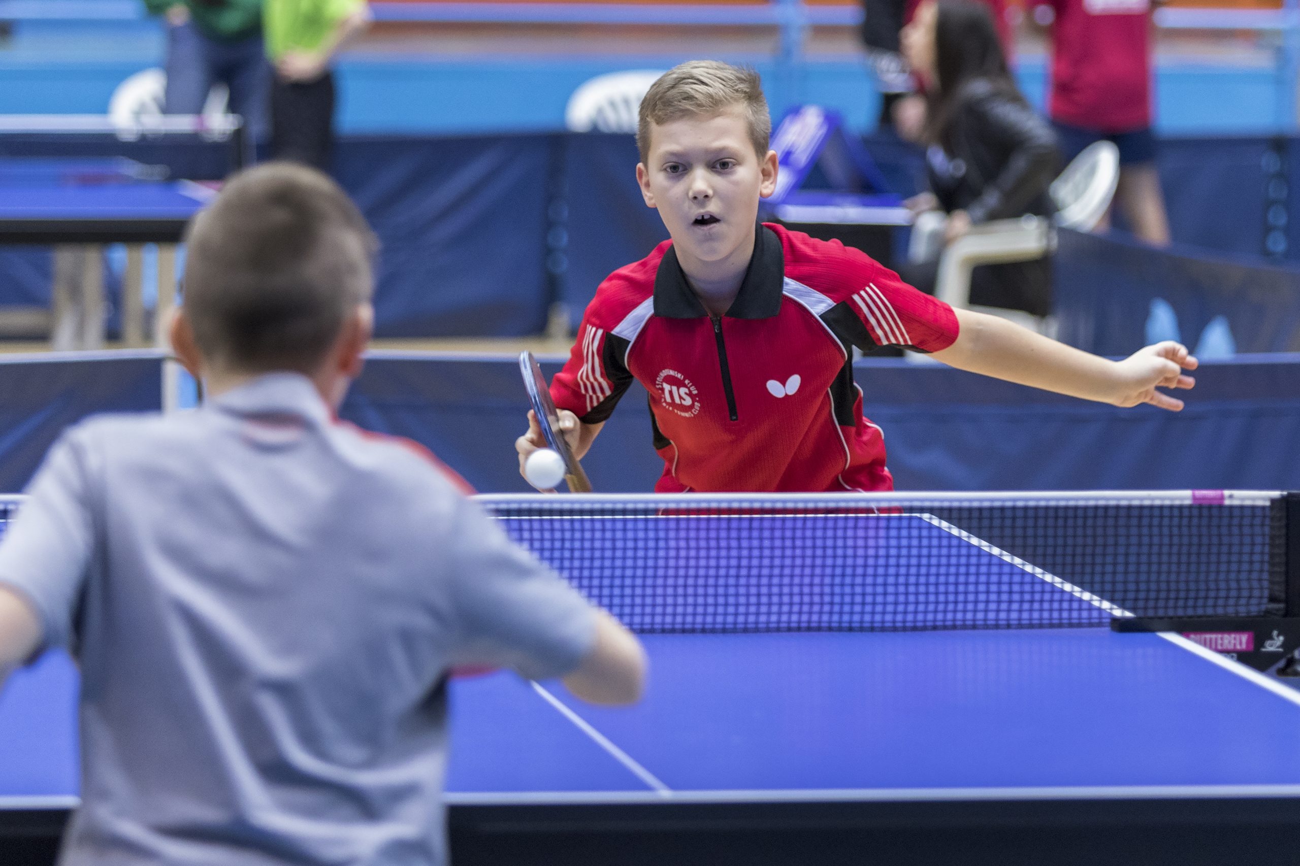 Pojkar spelar bordtennis. 