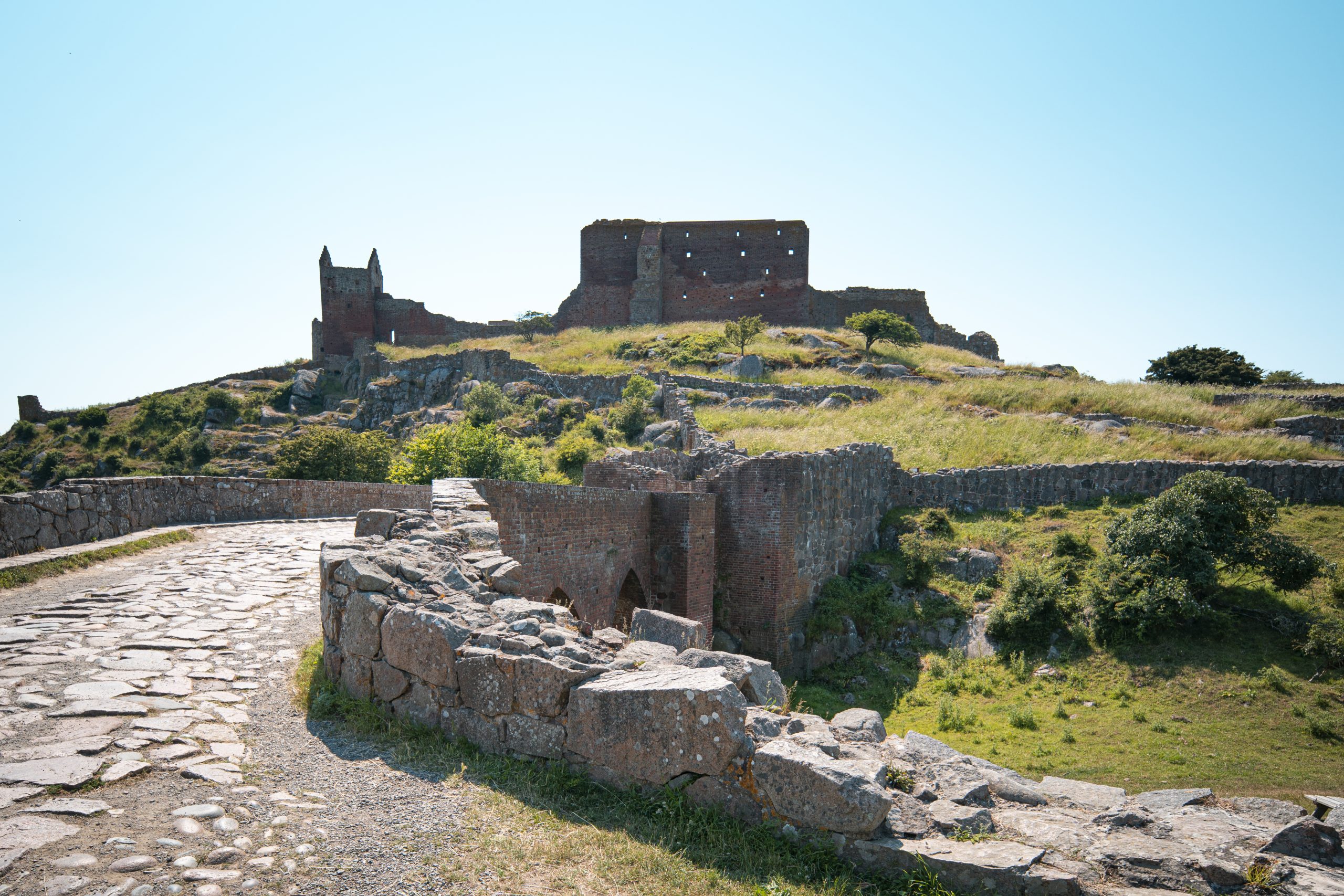 Linnanraunio on mäen päällä