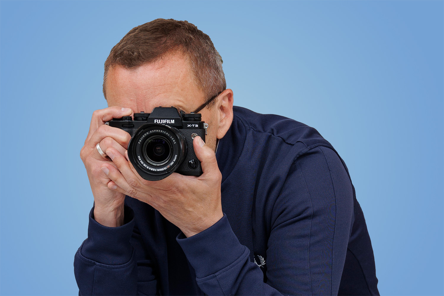 Person holder kamera