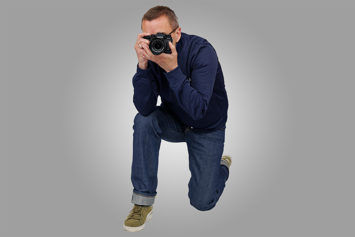 Henkilö istuu kameran kanssa