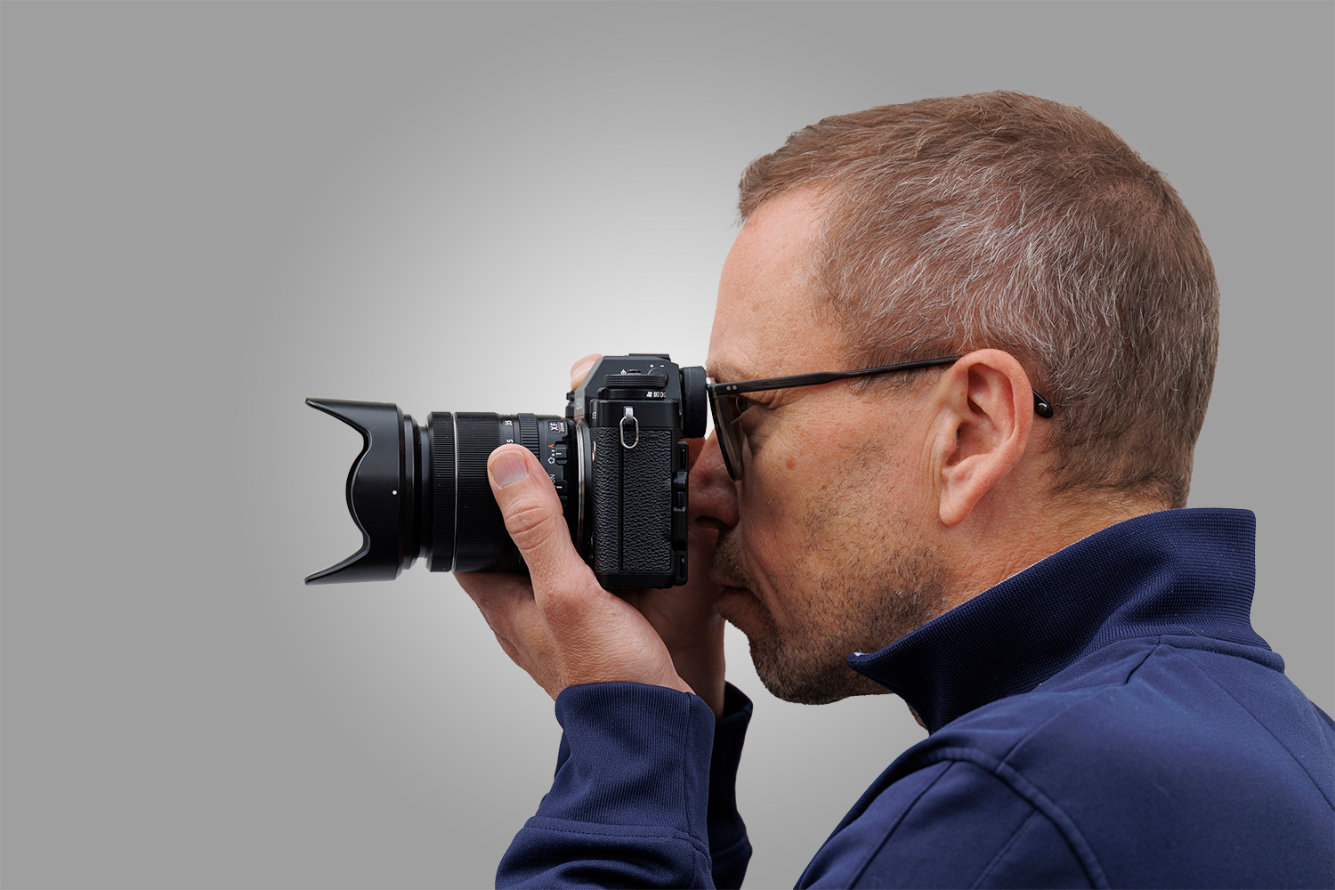 Person kigger i kameraets søger