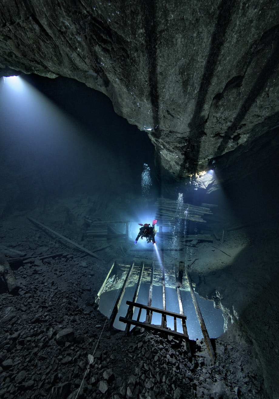 Dykker i oversvømmet mine