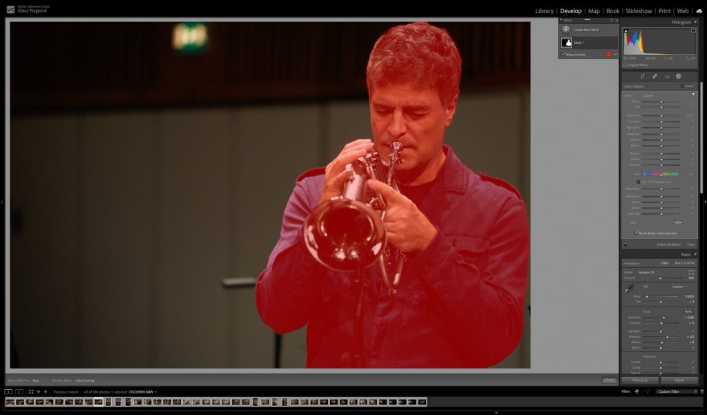 Mask av man som spelar trumpet. 