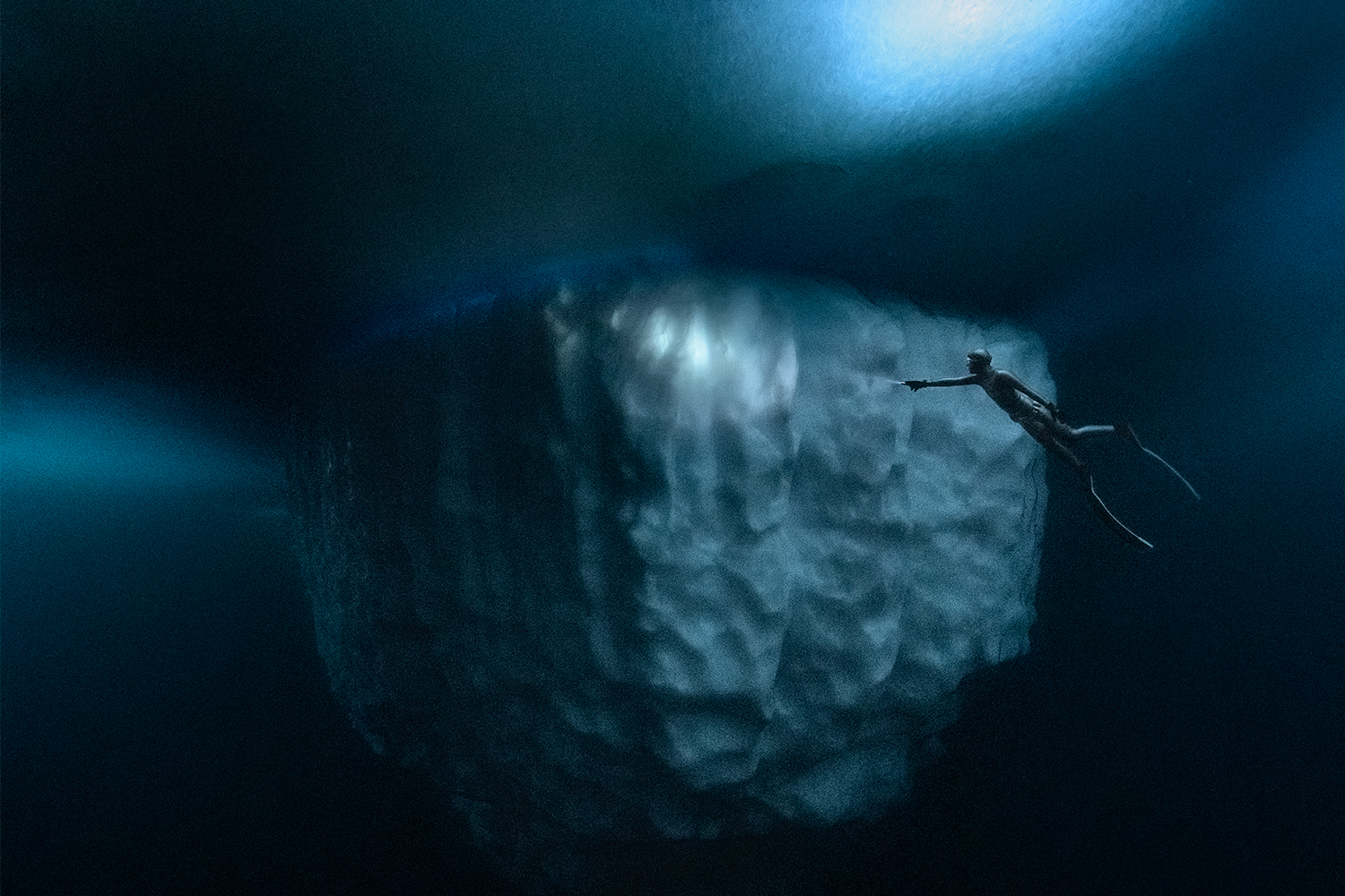 Sukeltaja jään alla.