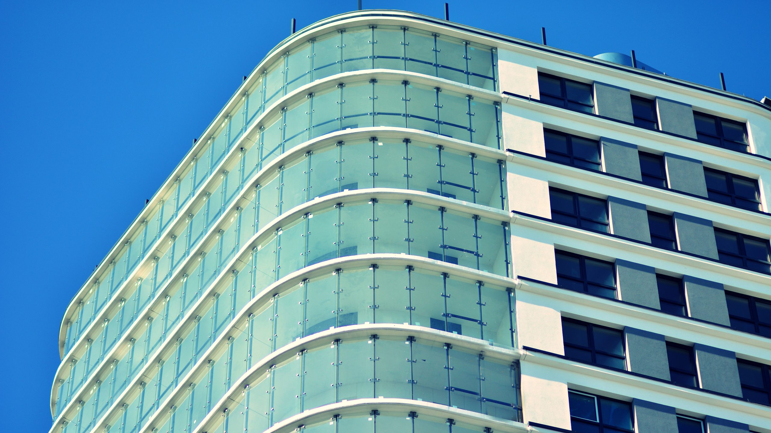 Kerrostalon taustana vaaleansininen taivas