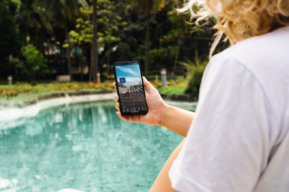 Kvinna skapar panorama i mobilen.