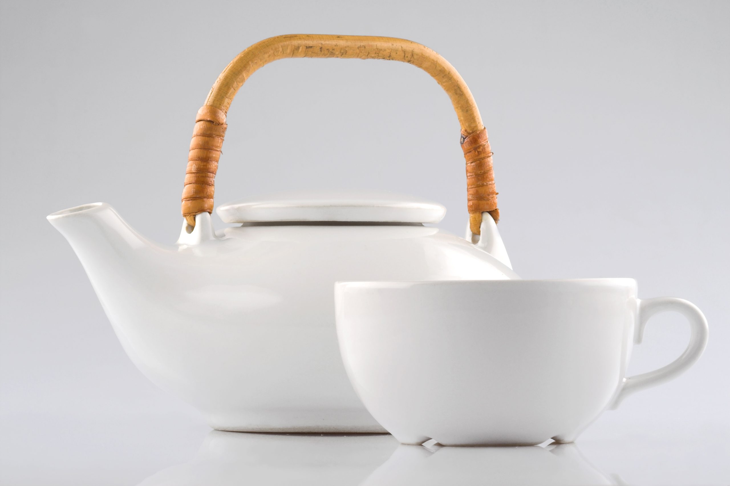 Kannu ja kuppi valkoisella taustalla.