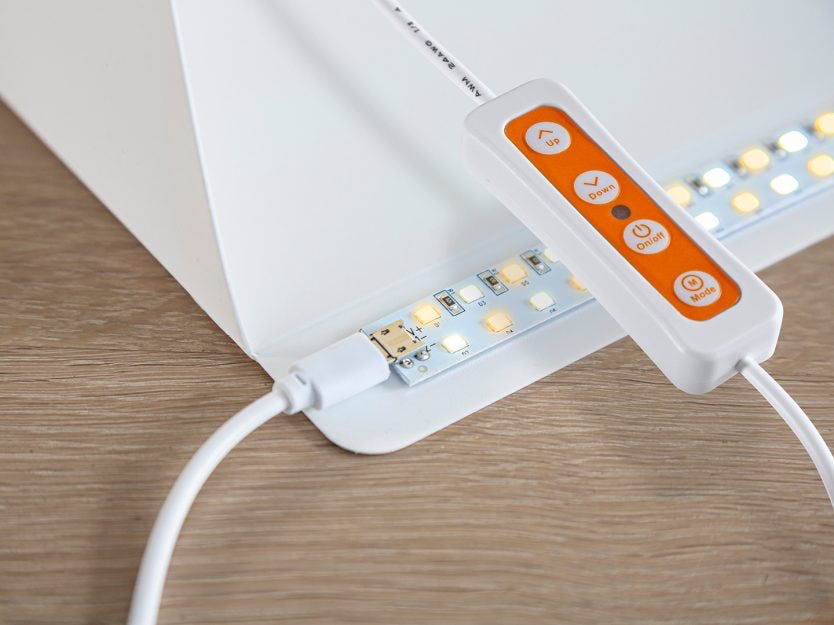 Pieni valoteltta ja kaukosäädin. 