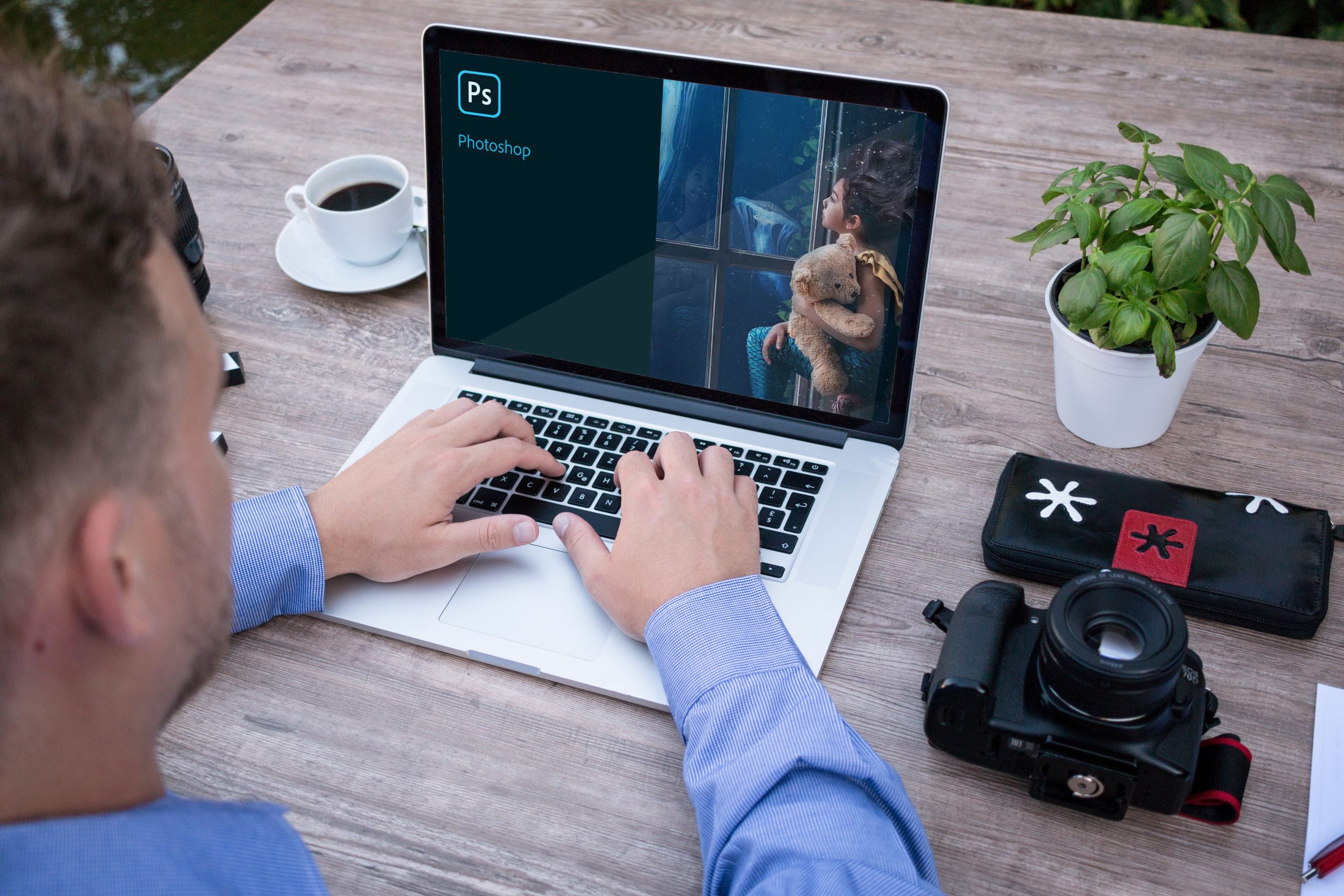 Mies muokkaa kuvaa Photoshopilla 