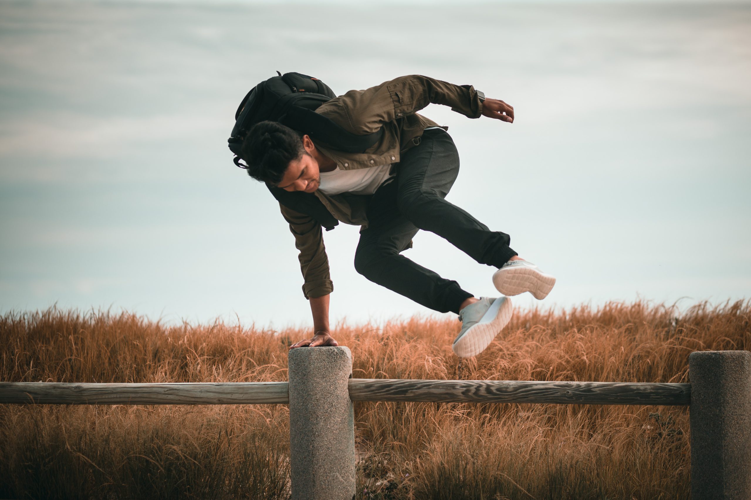 Man hoppar över staket. 