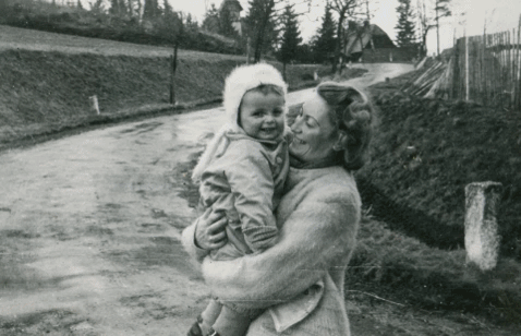 Vanhan valokuvan värittäminen.