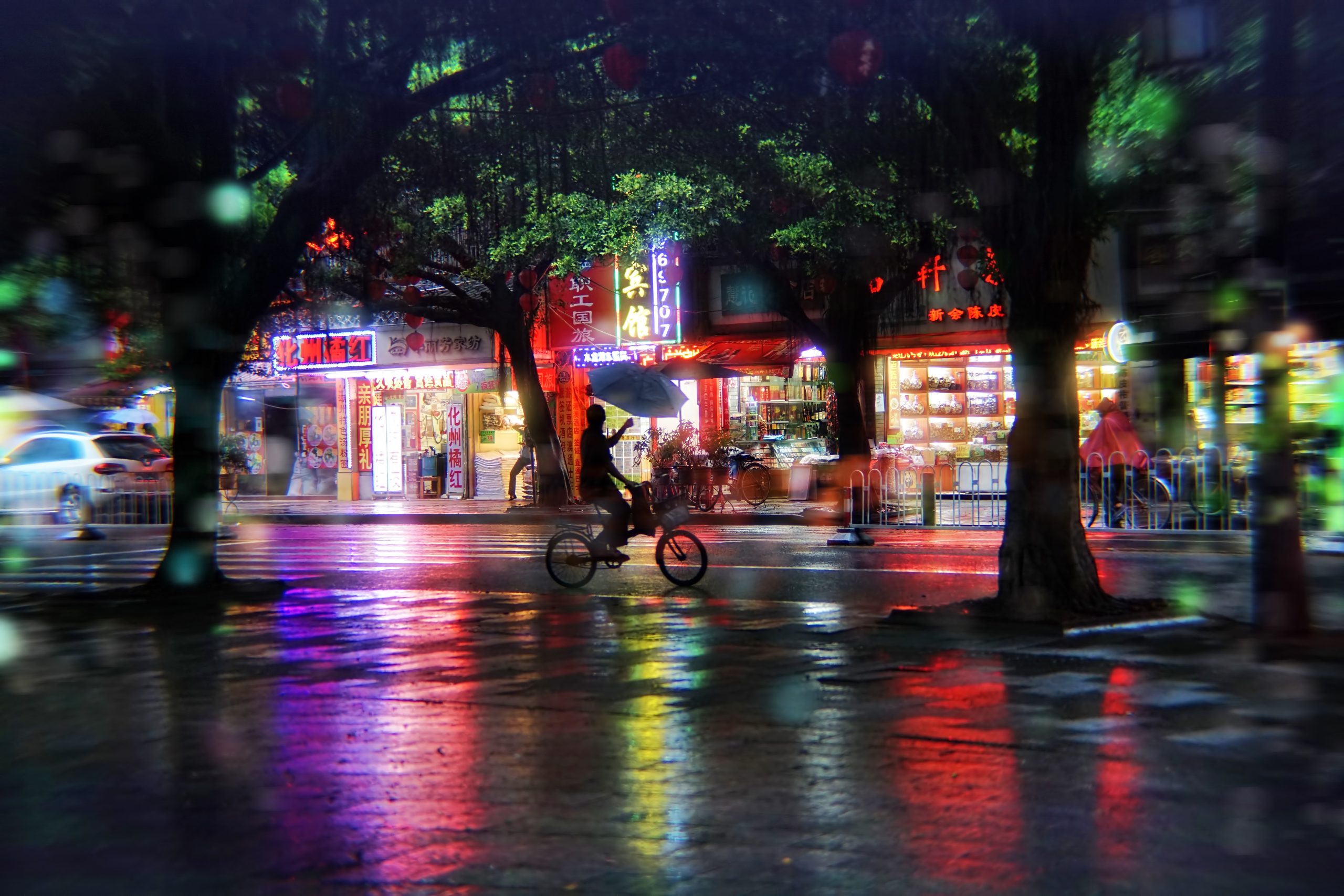 Valokuva suurkaupungista sateella.