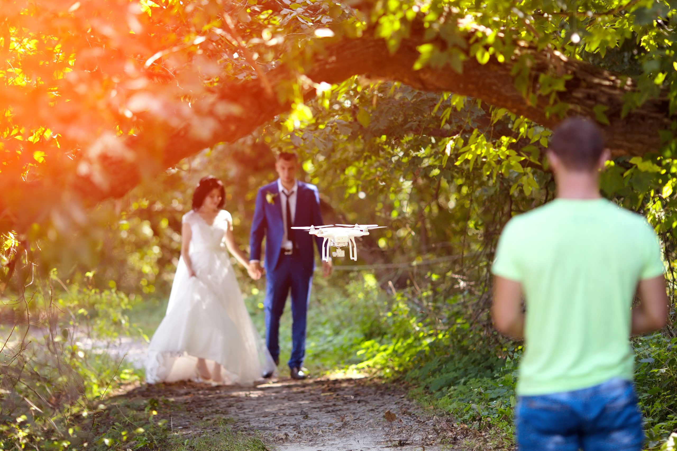 Dronekuvaaja ja hääpari.