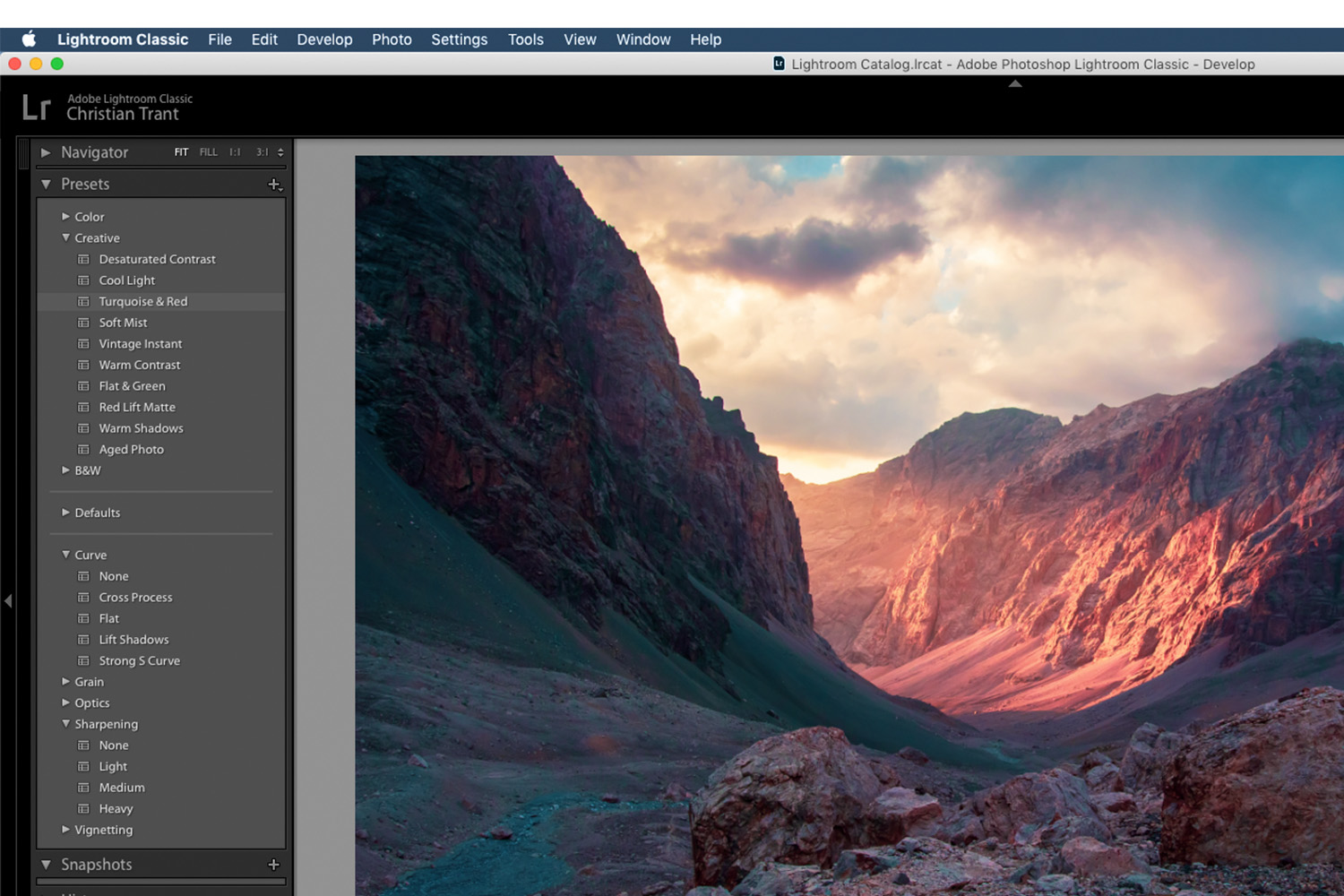 Solnedgang i fjellandskap. 
