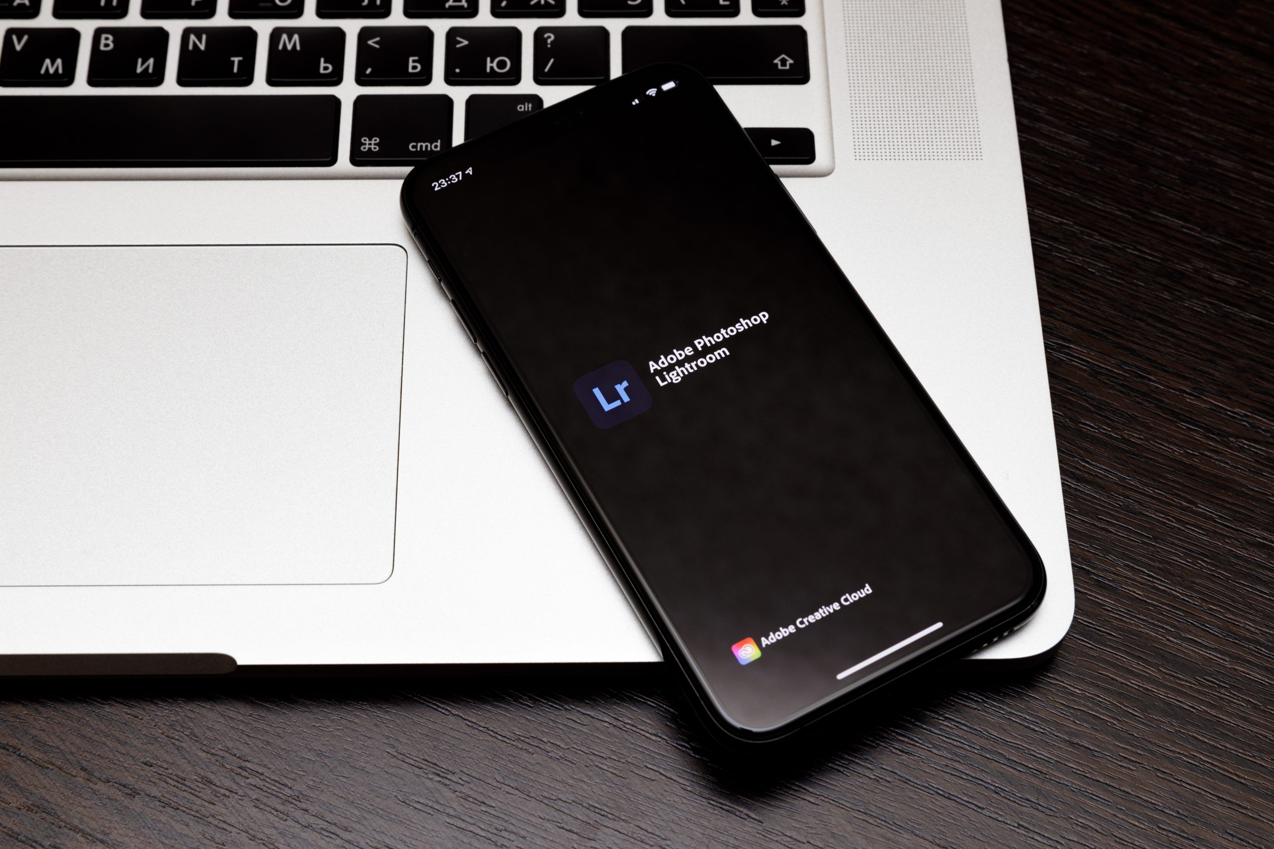 Lightroom puhelimella ja tietokoneella. 