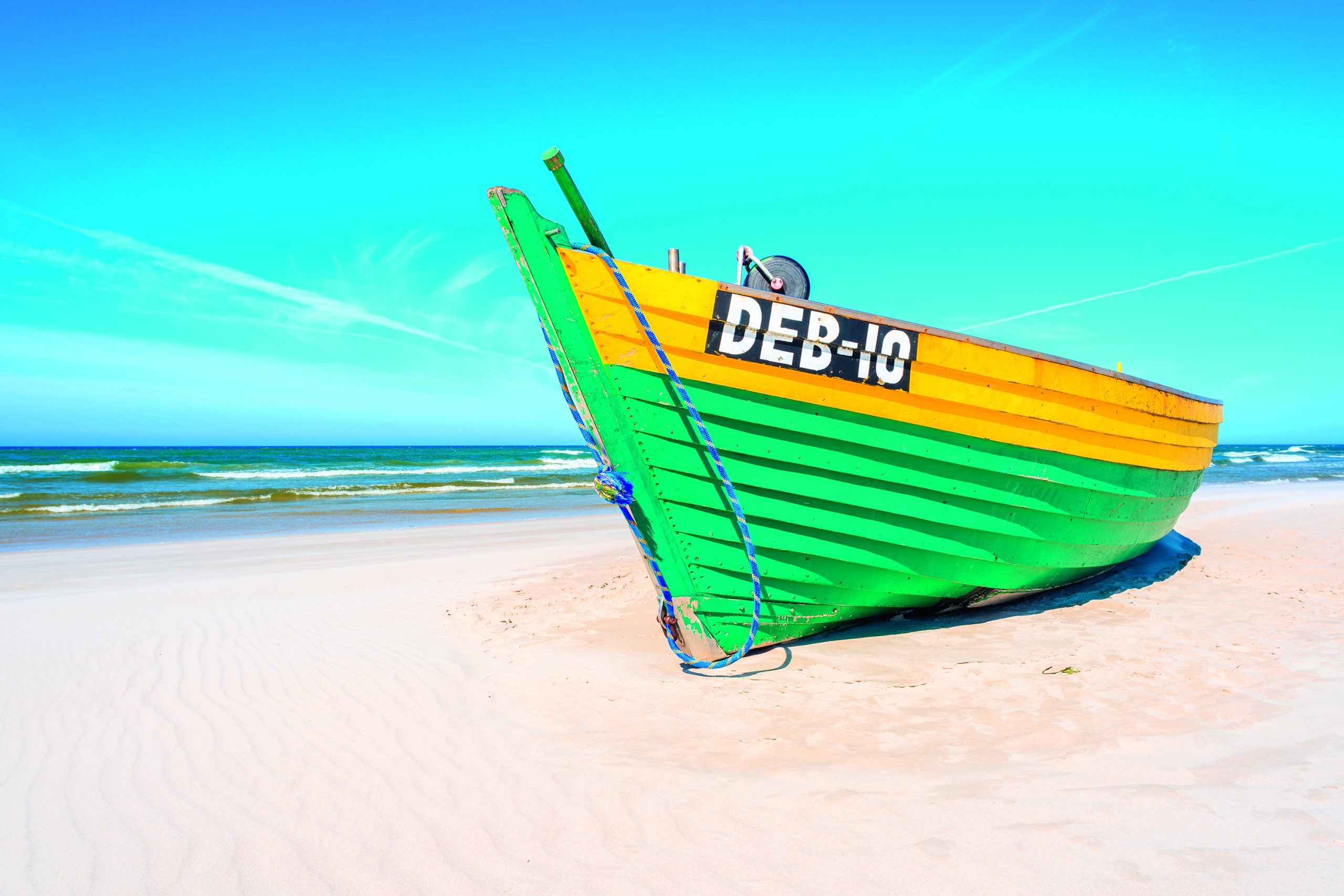 Övergiven båt på strand