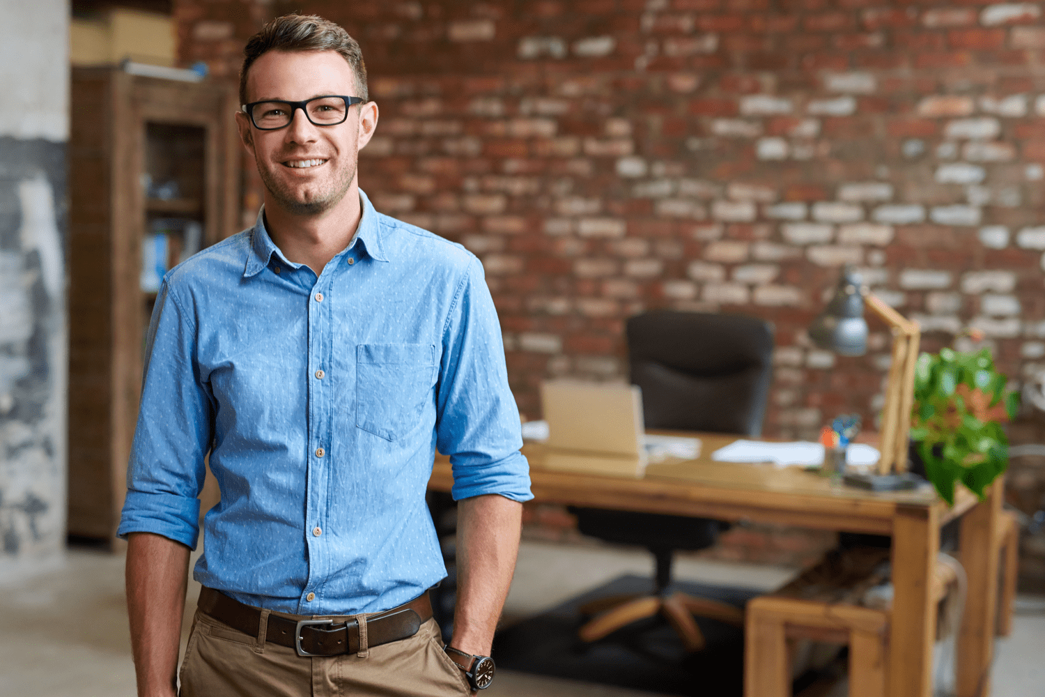 profiilikuvassa mies toimistossa