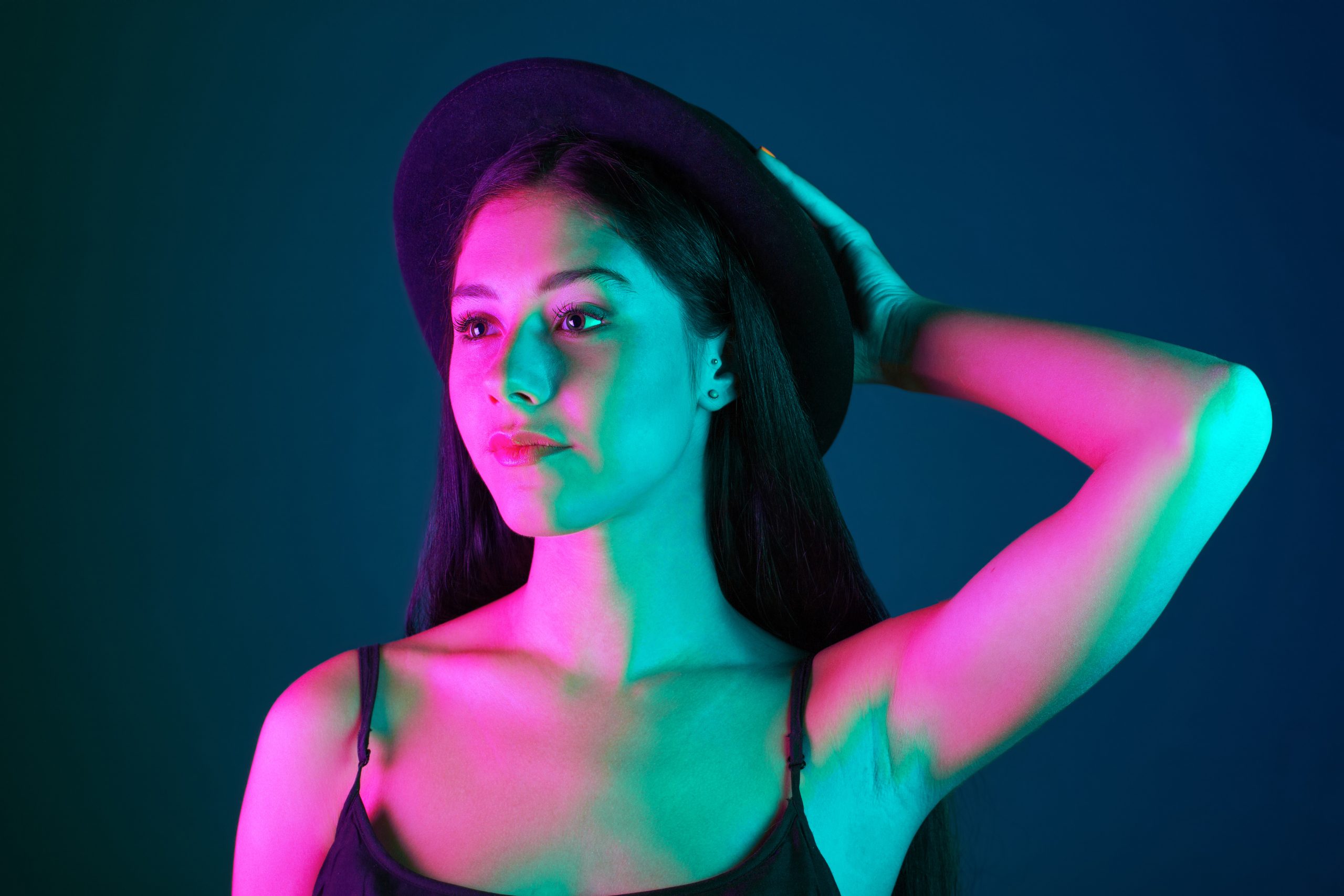 Porträtt av kvinna taget med färgfilter.