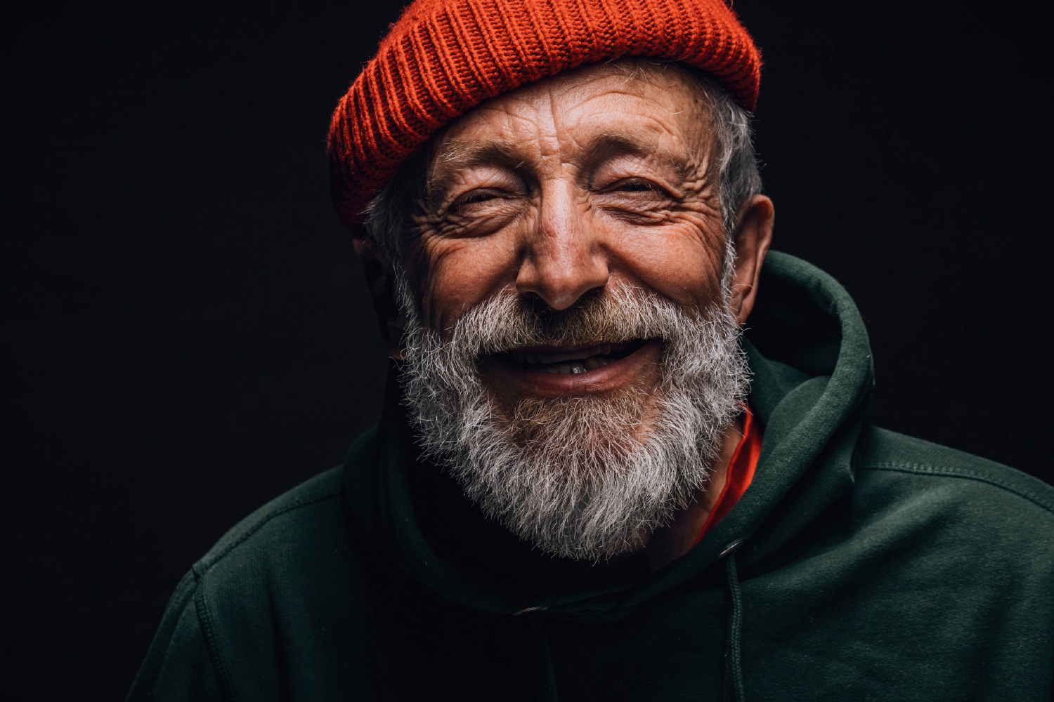 Porträtt av man med orange nyans. 