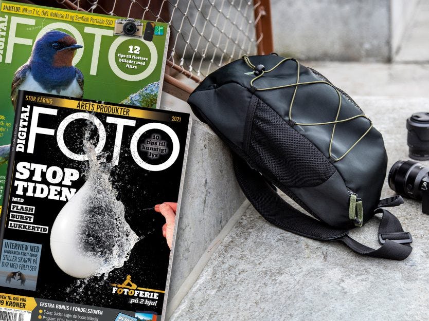 Mies pakkaa kameralaukkua. 