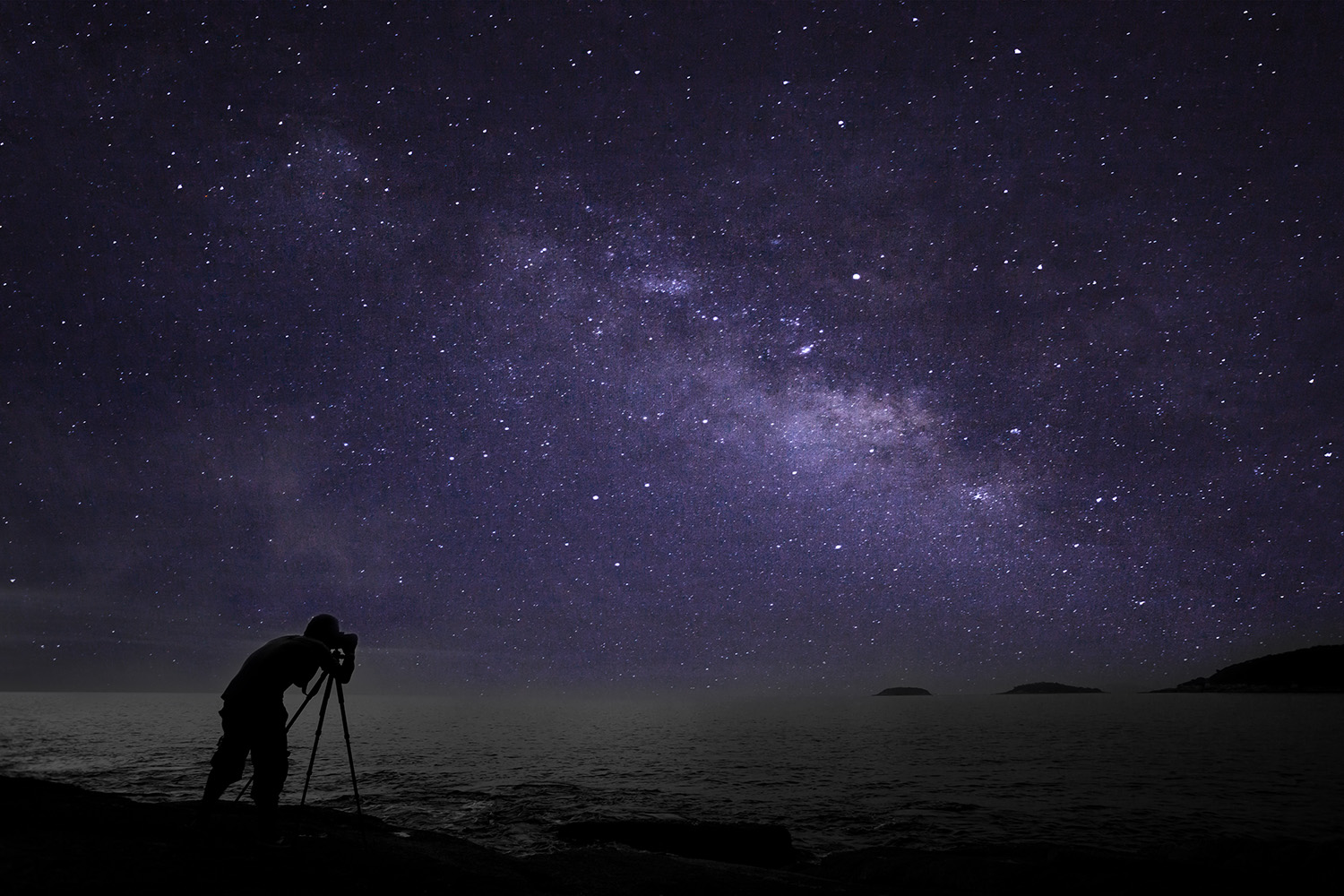 Fotograf tar bilder av stjärnhimlen.