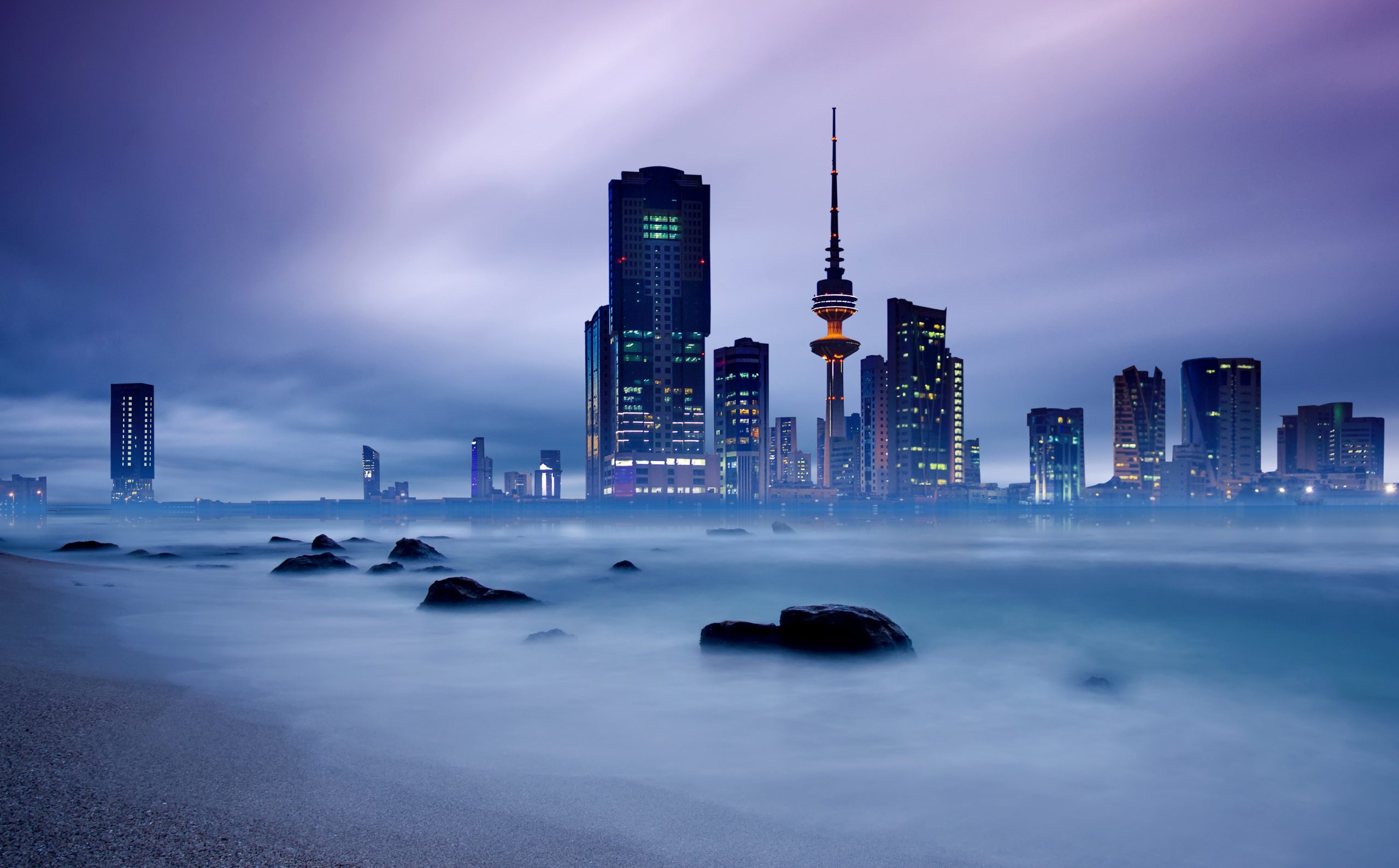 Sininen hetki ja kaupungin silhuetti