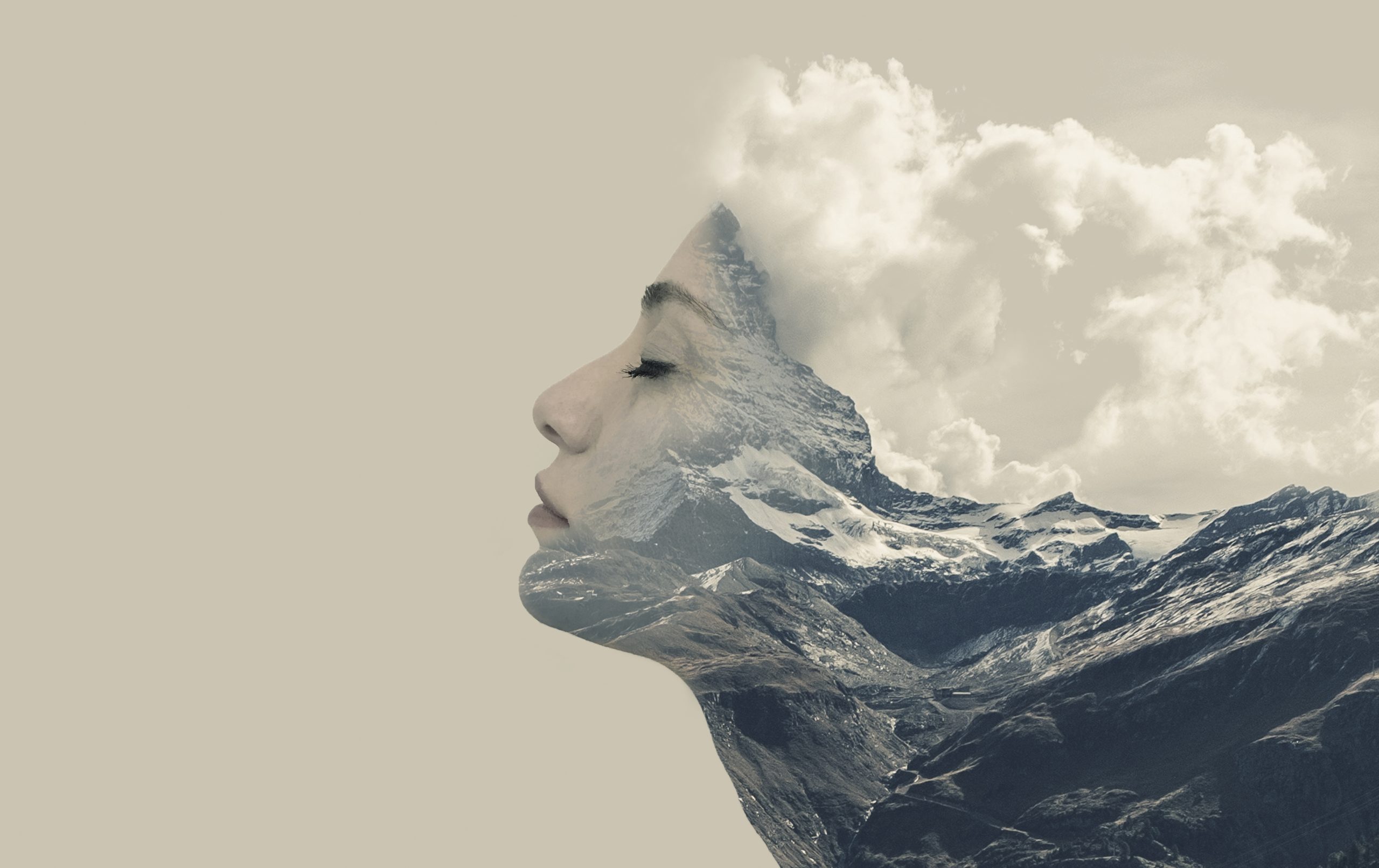 Dubbelexponering av kvinna och berg.