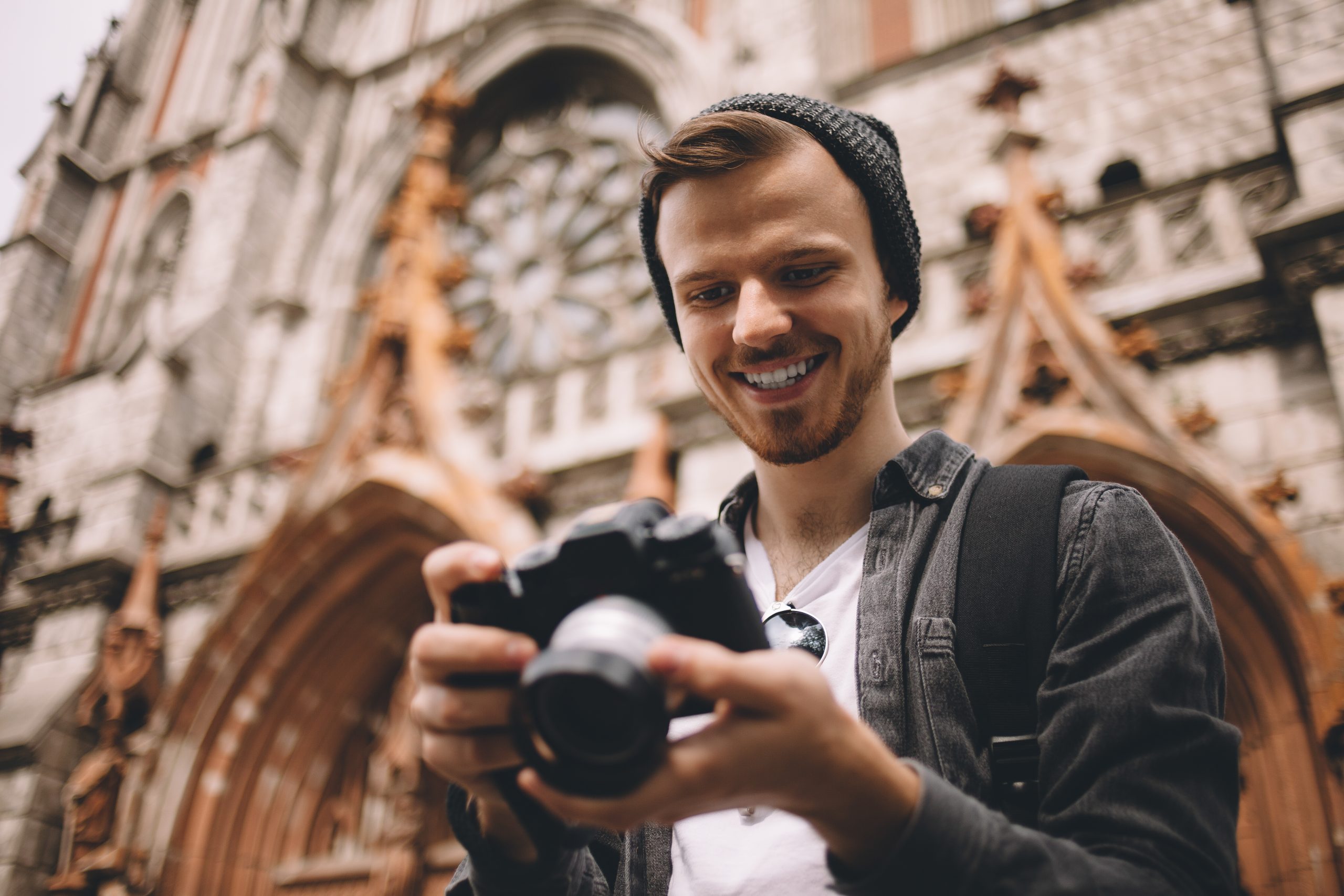 Mand konverterer raw fotos.