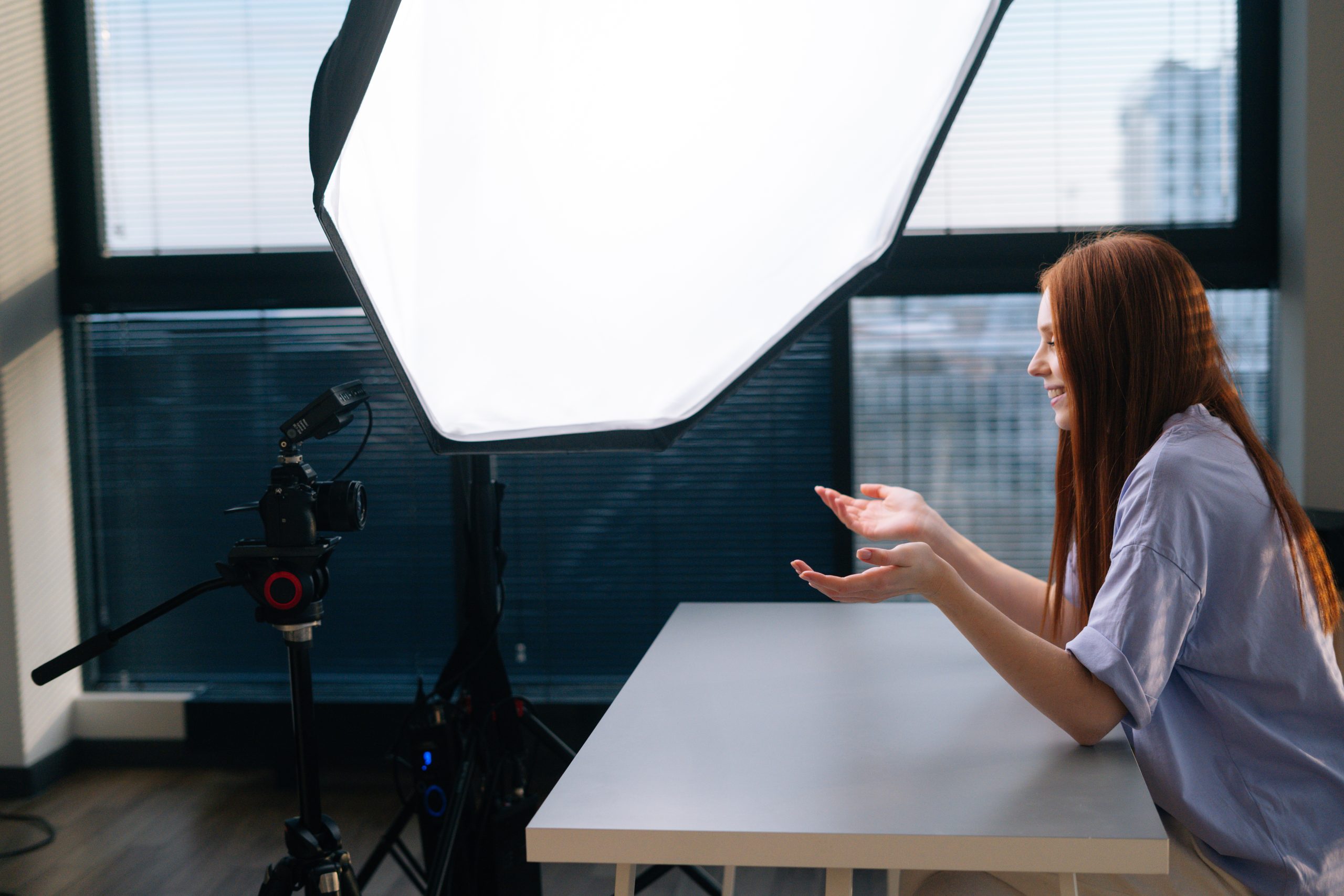 Kvinde sidder foran softboks.