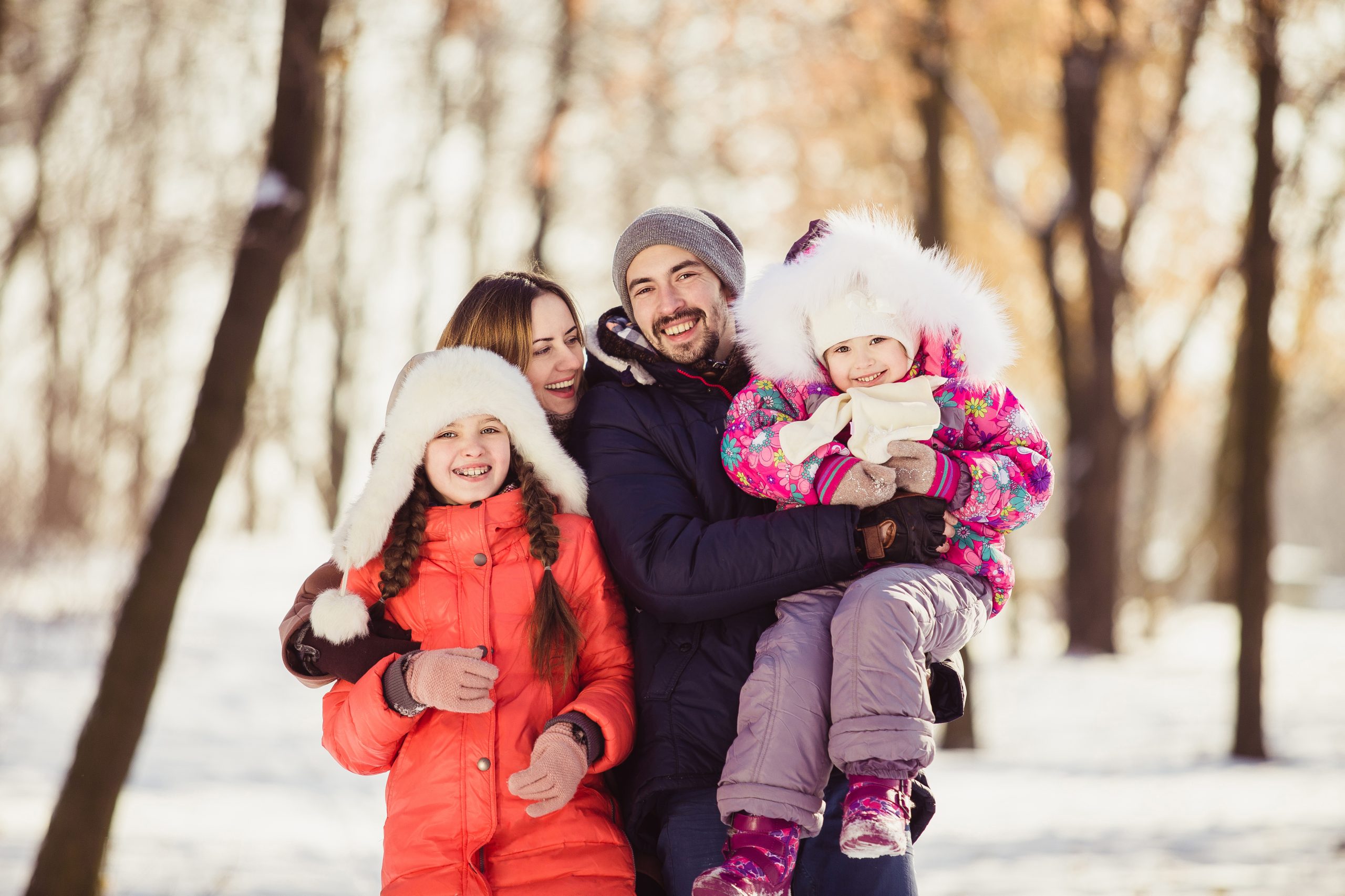Familiebilleder om vinteren i landskabet