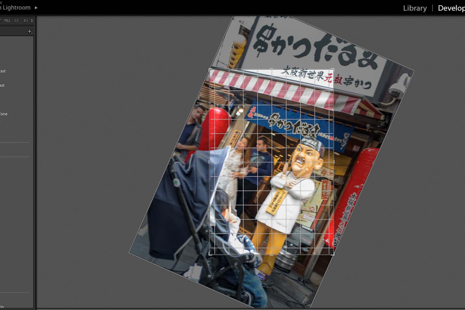 Baby kigger på maskot.