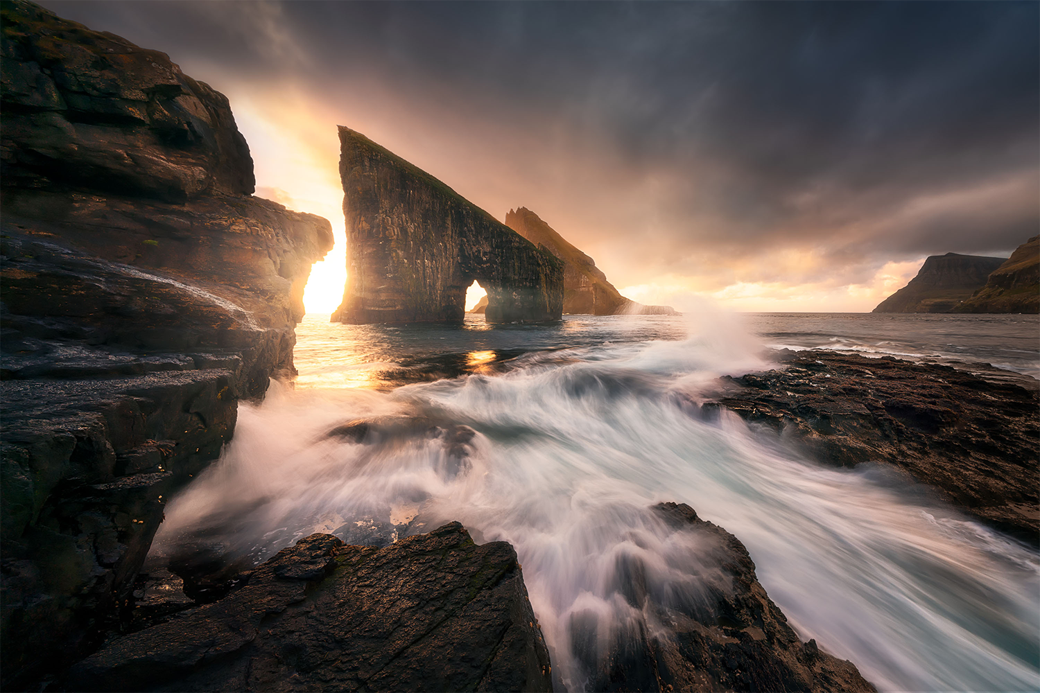 Hav og klipper i solnedgangen